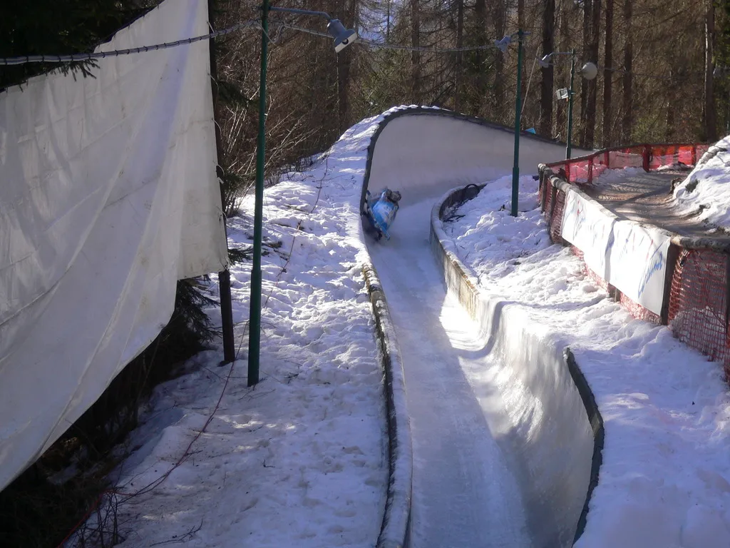 Photo showing: Photo d'un bobsleigh sur la piste d'Eugenio Monti à Cortina d'Ampezzo.