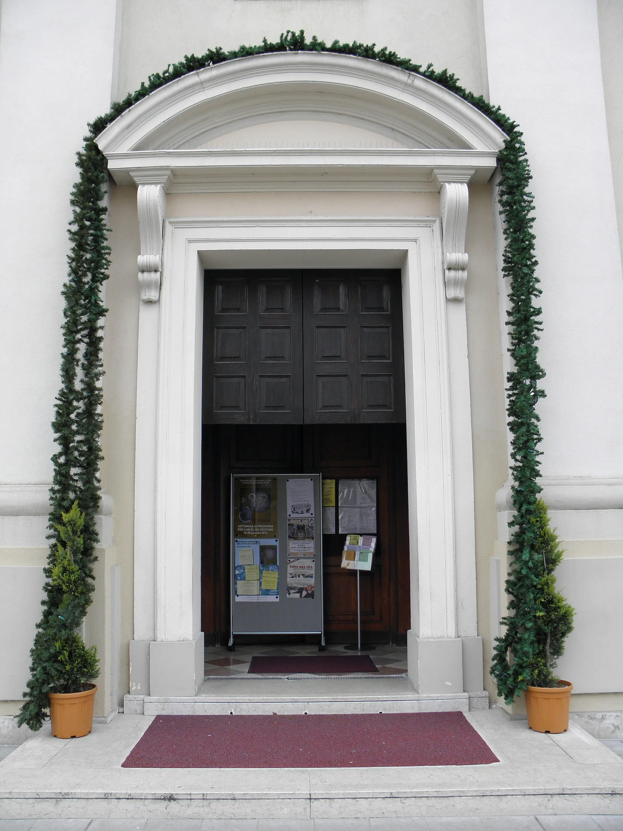 Photo showing: Villatora, frazione di Saonara, chiesa parrocchiale dei Santi Simone e Giuda: il portale.