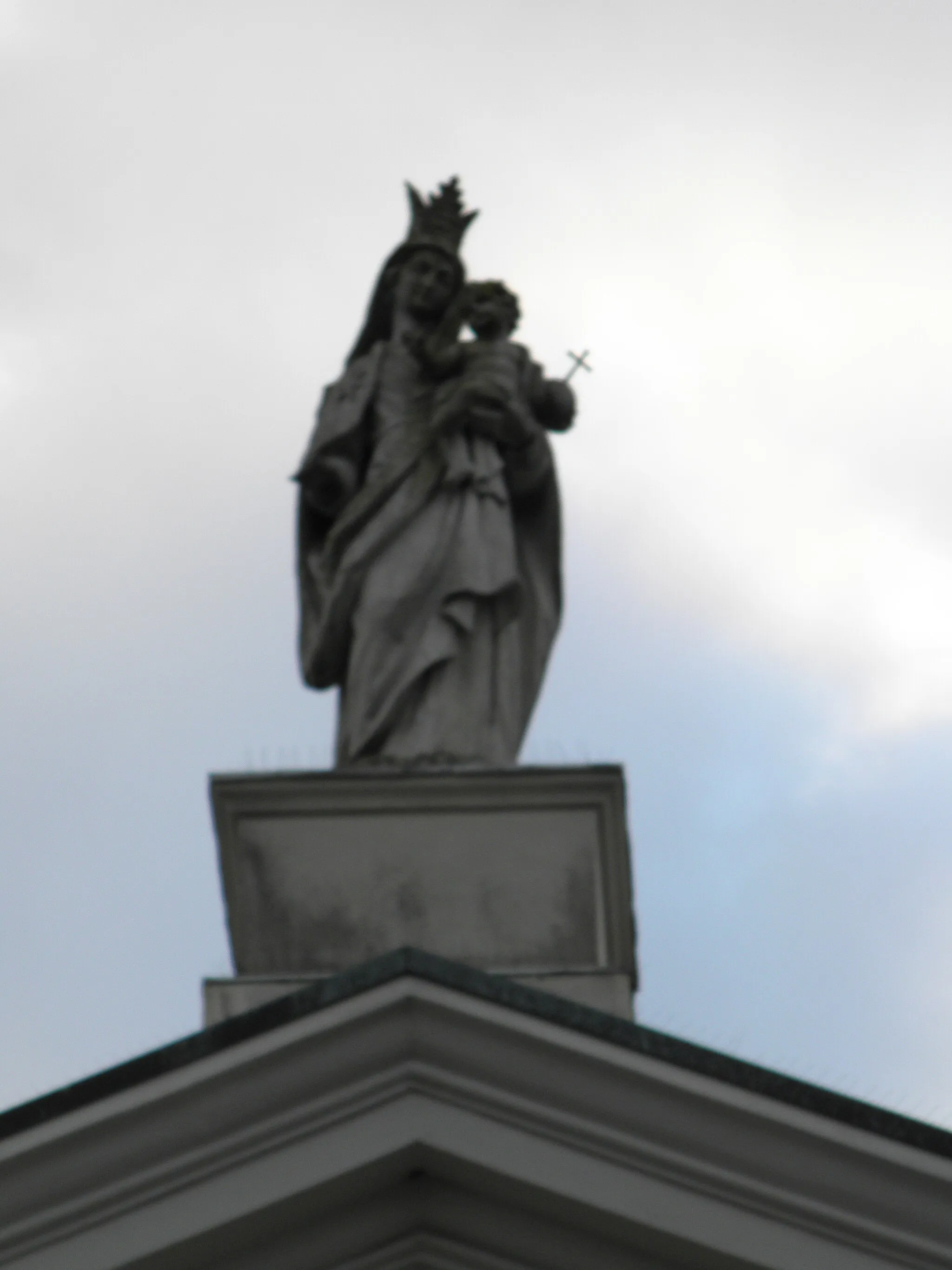 Photo showing: Villatora, frazione di Saonara, chiesa parrocchiale dei Santi Simone e Giuda: facciata, la statua della Madonna col Bambino posta al vertice del timpano.