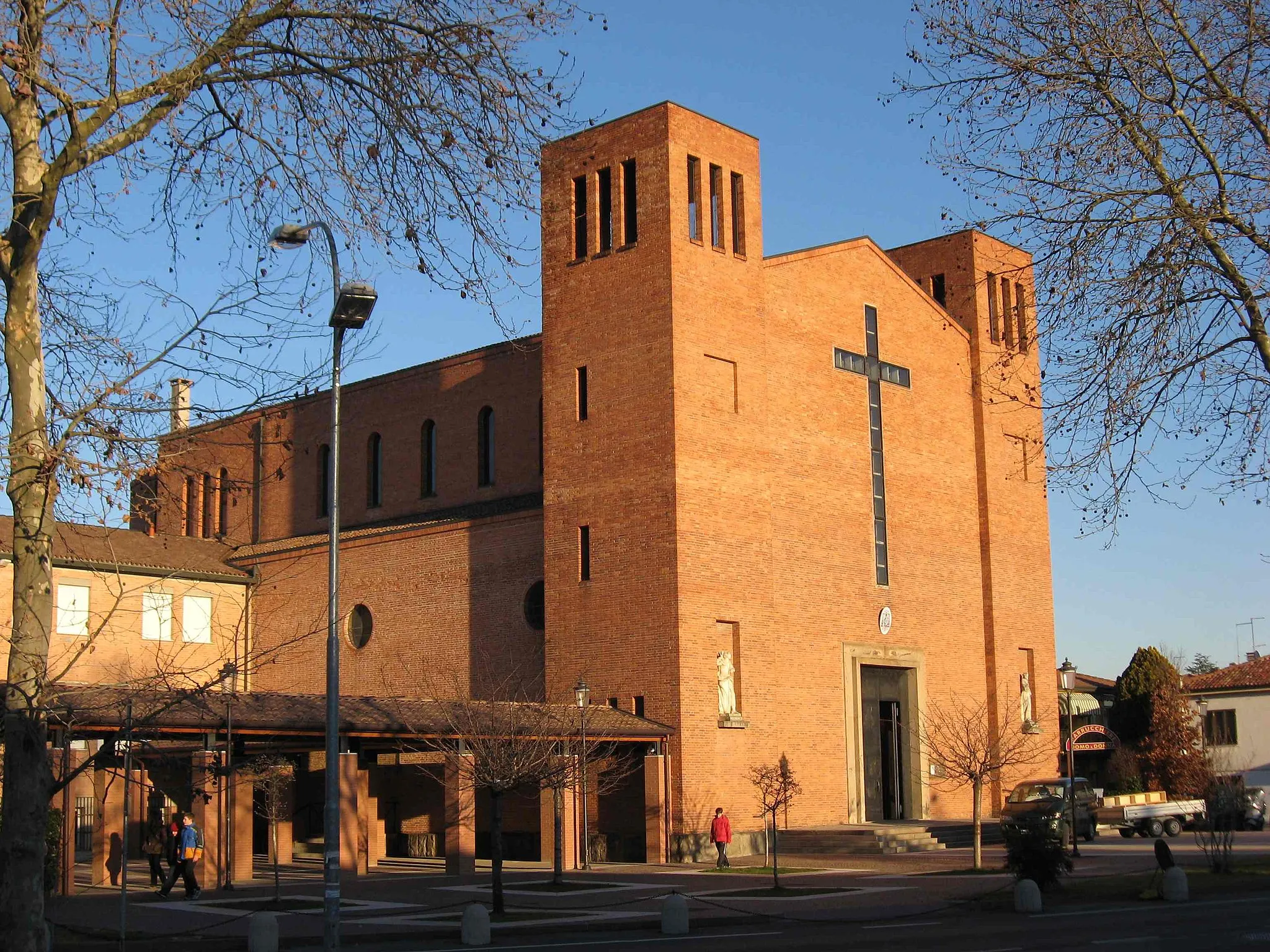 Photo showing: Altichiero, quartiere di Padova: la Chiesa parrocchiale della Maternità della Beata Vergine Maria.