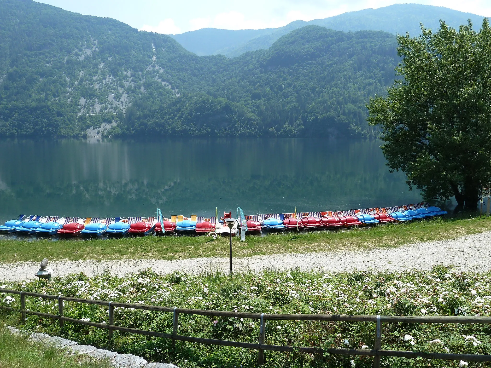 Photo showing: Lago del Corlo, artificial lake in Arsiè, Belluno, Italy. Pedal boats on the beach.