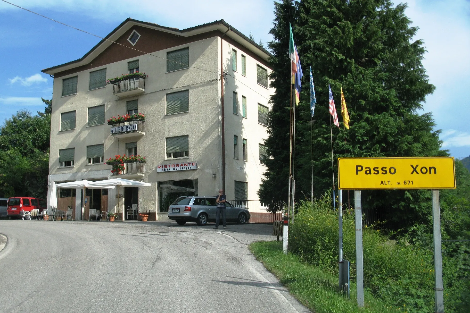 Photo showing: De Passo Xon mat der Auberge.
Kategorie:Collen an den Alpen