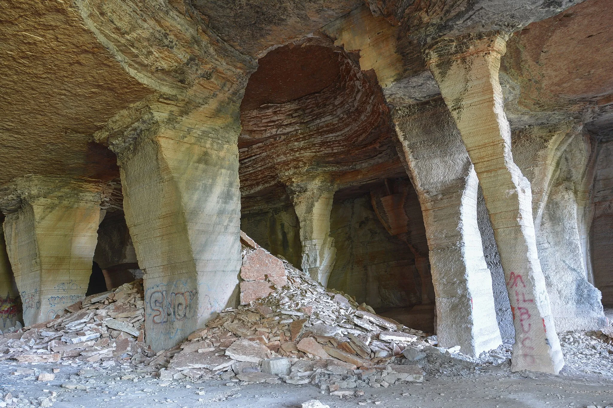 Photo showing: Antiche cave di pietra, dove si possono ammirare  i vari strati dei colori.