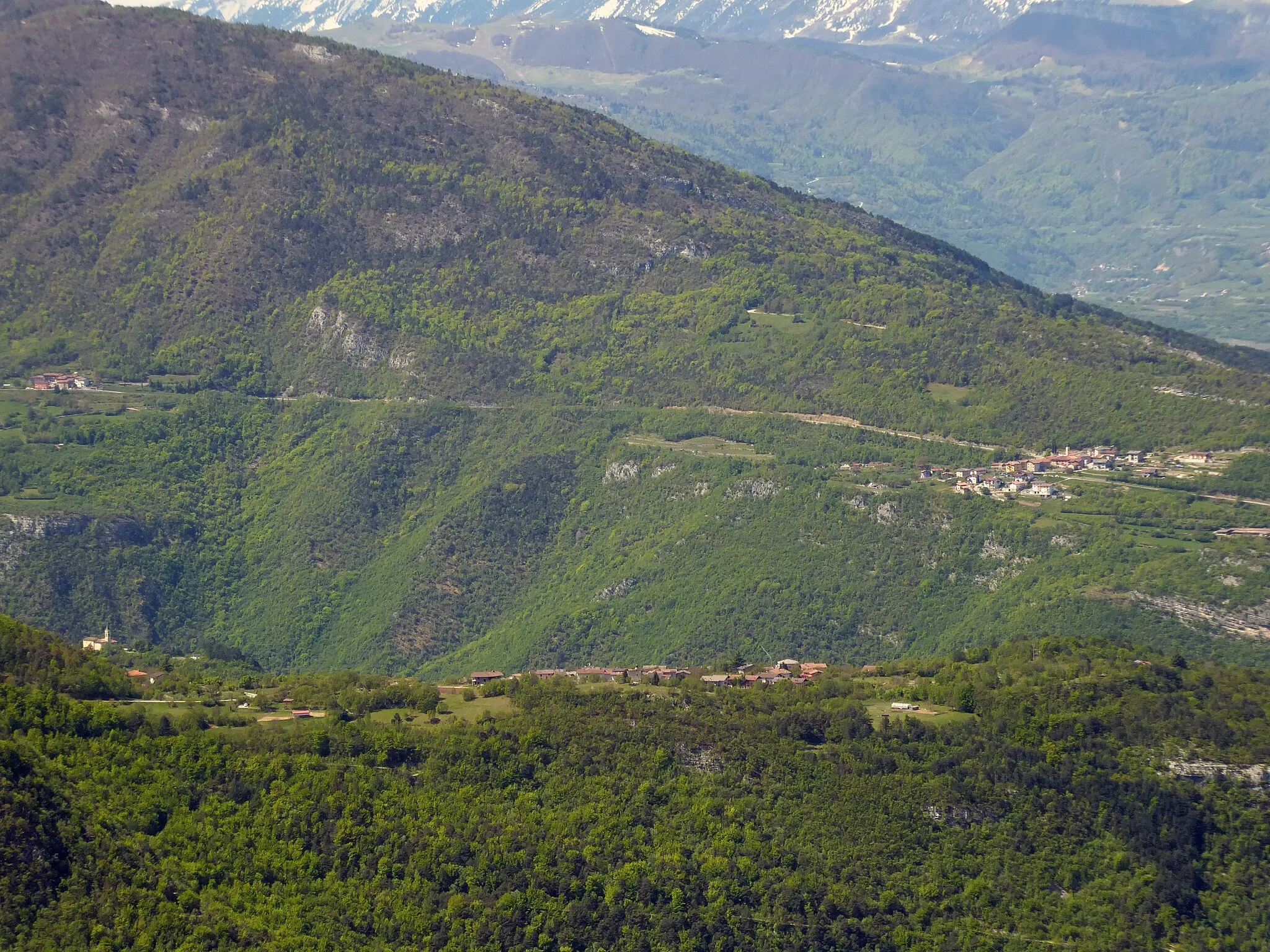 Photo showing: Pozza (Trambileno, foreground) e Albaredo (Vallarsa, background) as seen from Potrich (Terragnolo, Trentino, Italy)