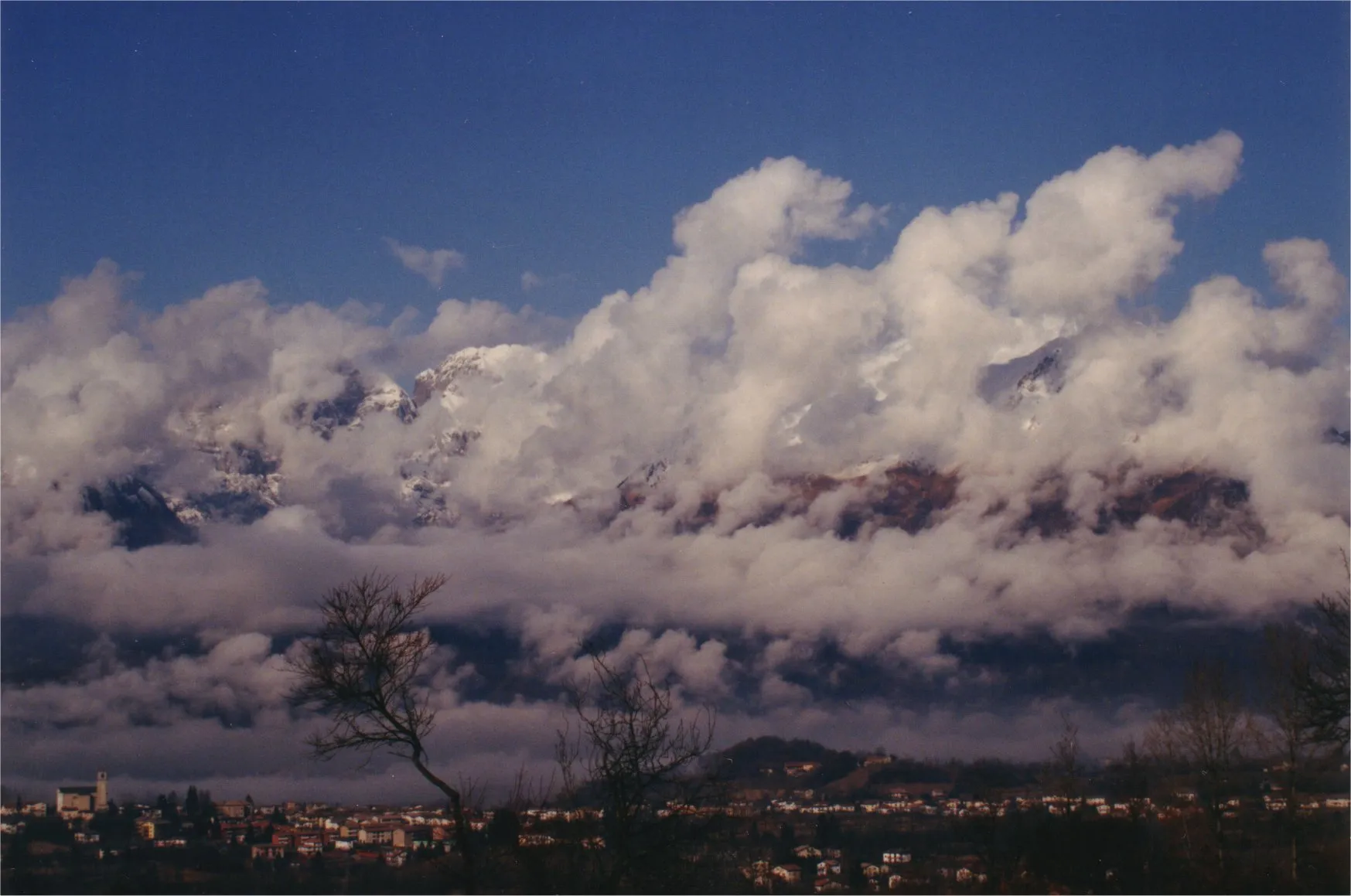 Photo showing: Autore: Ettore Dal Farra. Fonte: foto propria. Descrizione: panorama su Valbelluna con nuvole. Licenza: pubblico dominio