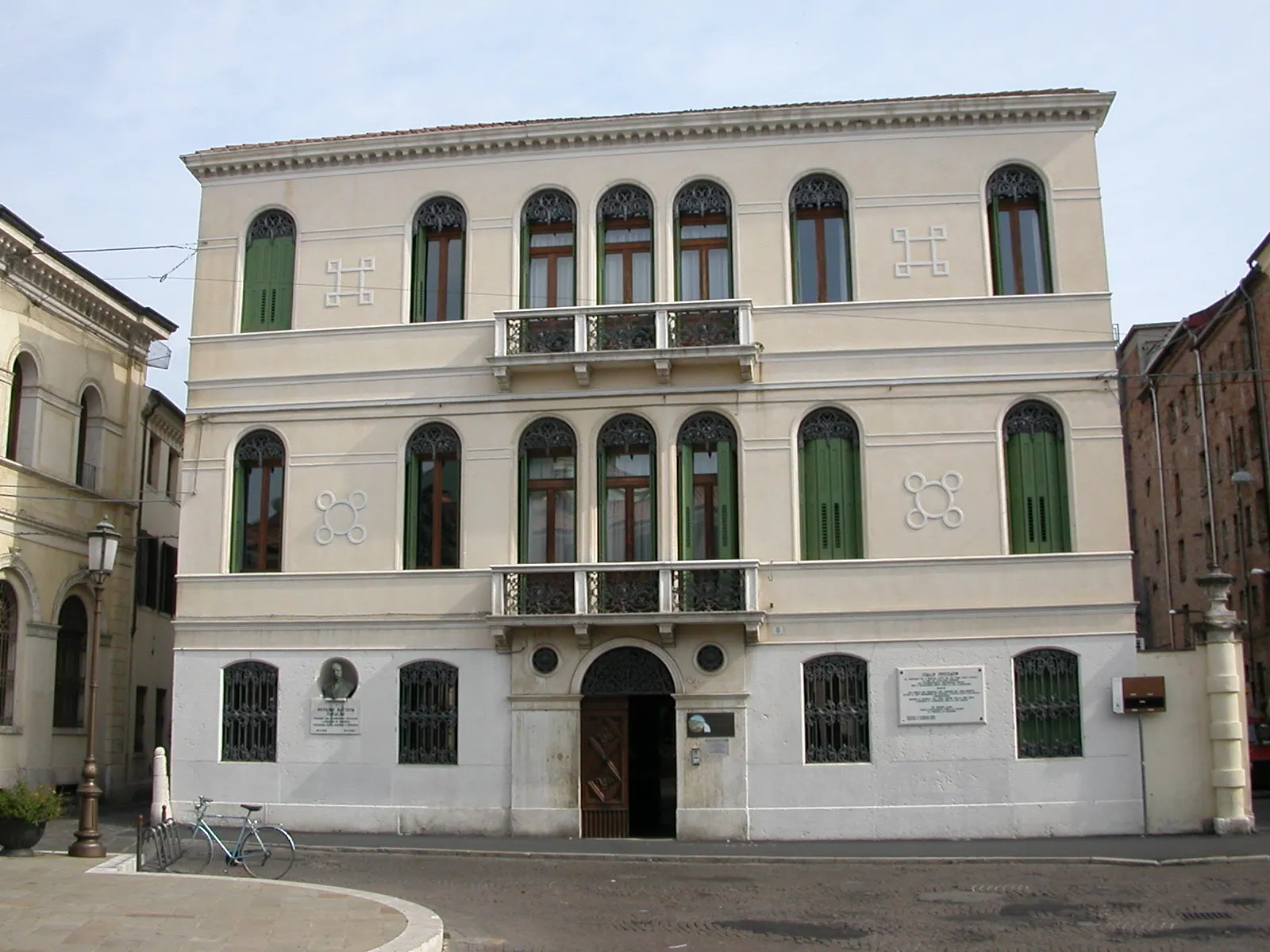 Photo showing: Palazzo Ravenna, ora sede del Consorzio di Bonifica Polesine Adige-Canalbianco, sito in Piazza Garibaldi, Rovigo.