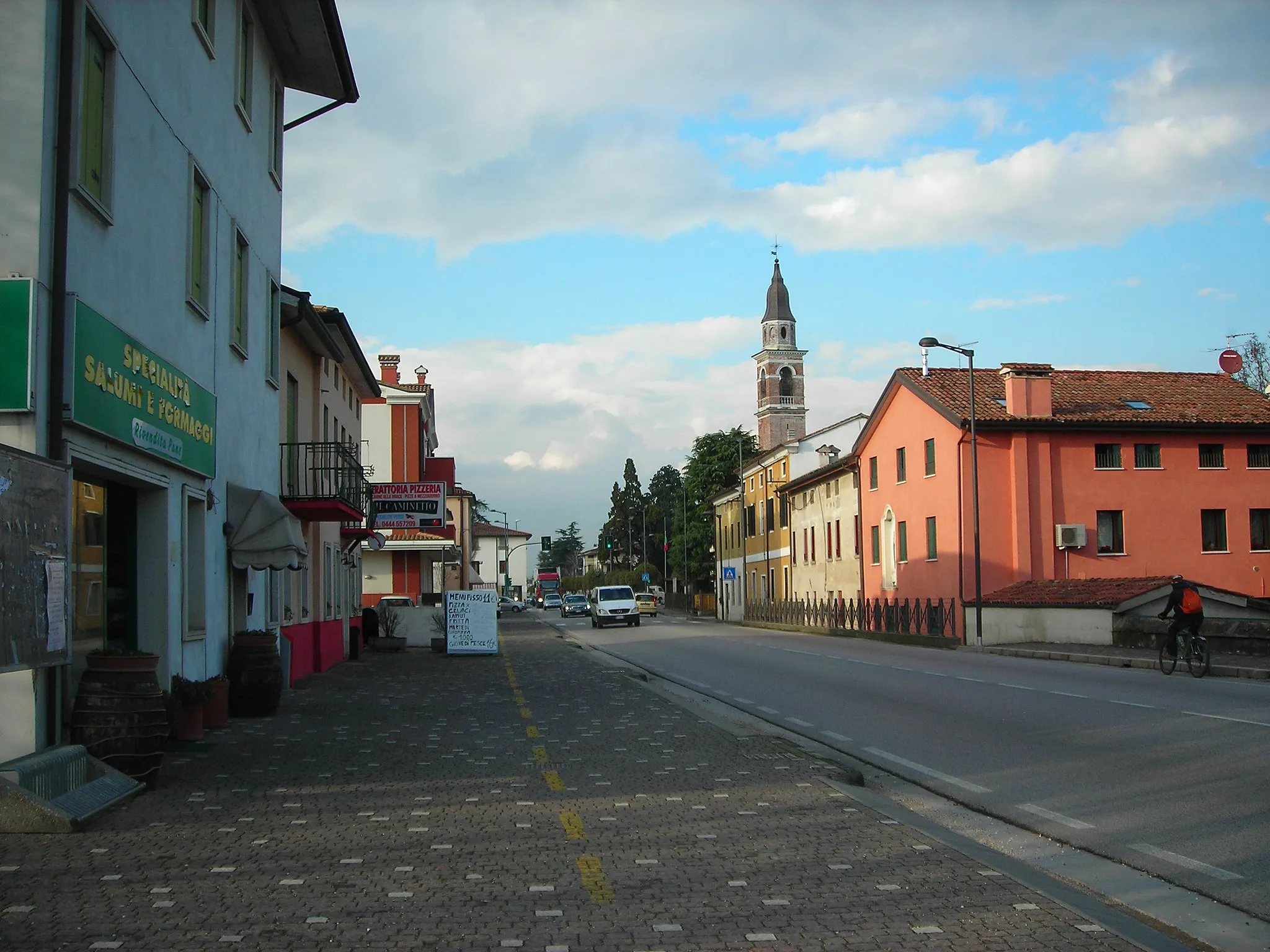 Photo showing: Scorcio di Motta dirimpetto alla Strada Provinciale n 46 del Pasubio