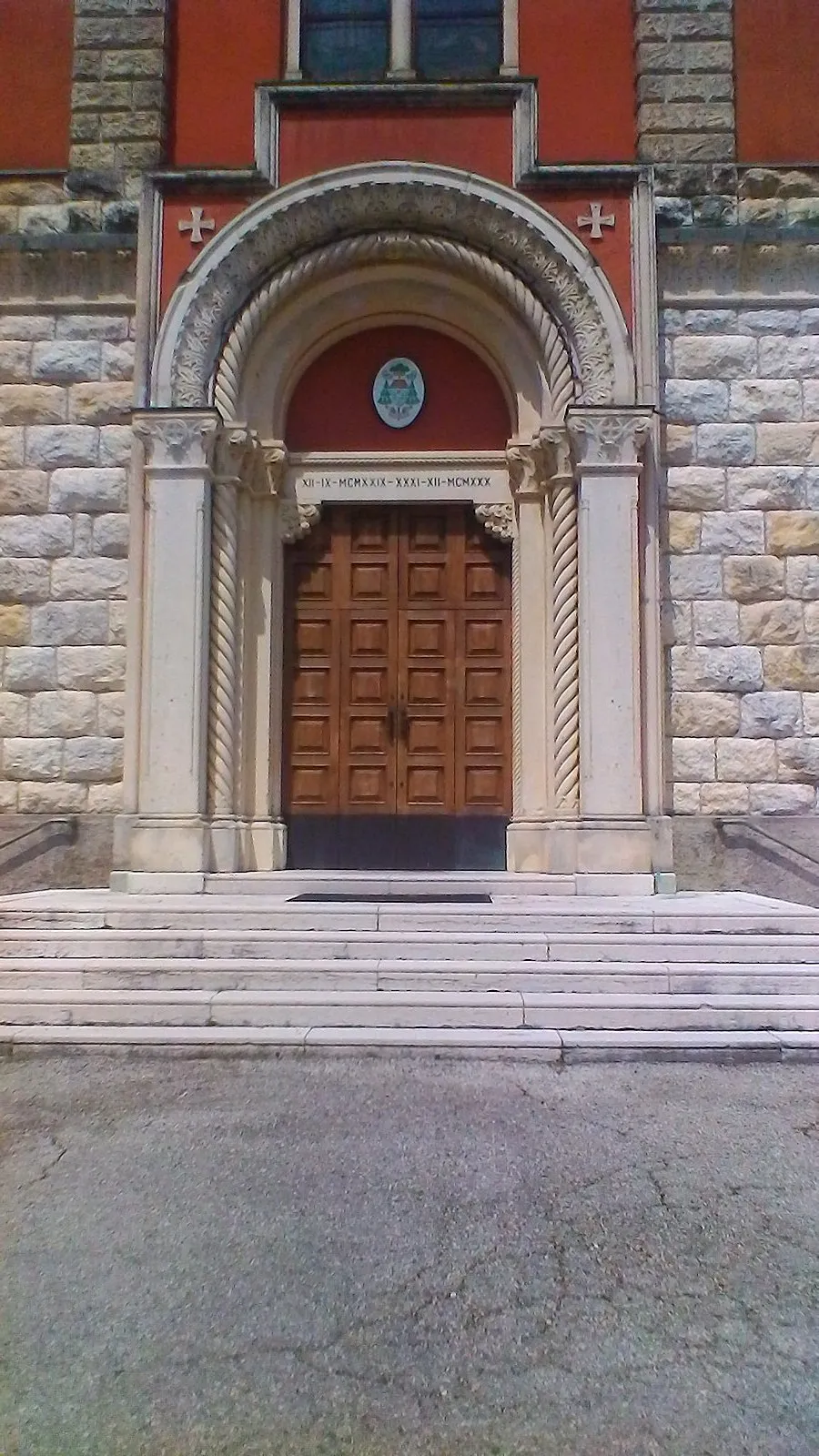 Photo showing: Priabona, frazione di Monte di Malo: il portale della chiesa parrocchiale di Santa Maria in Priabona.