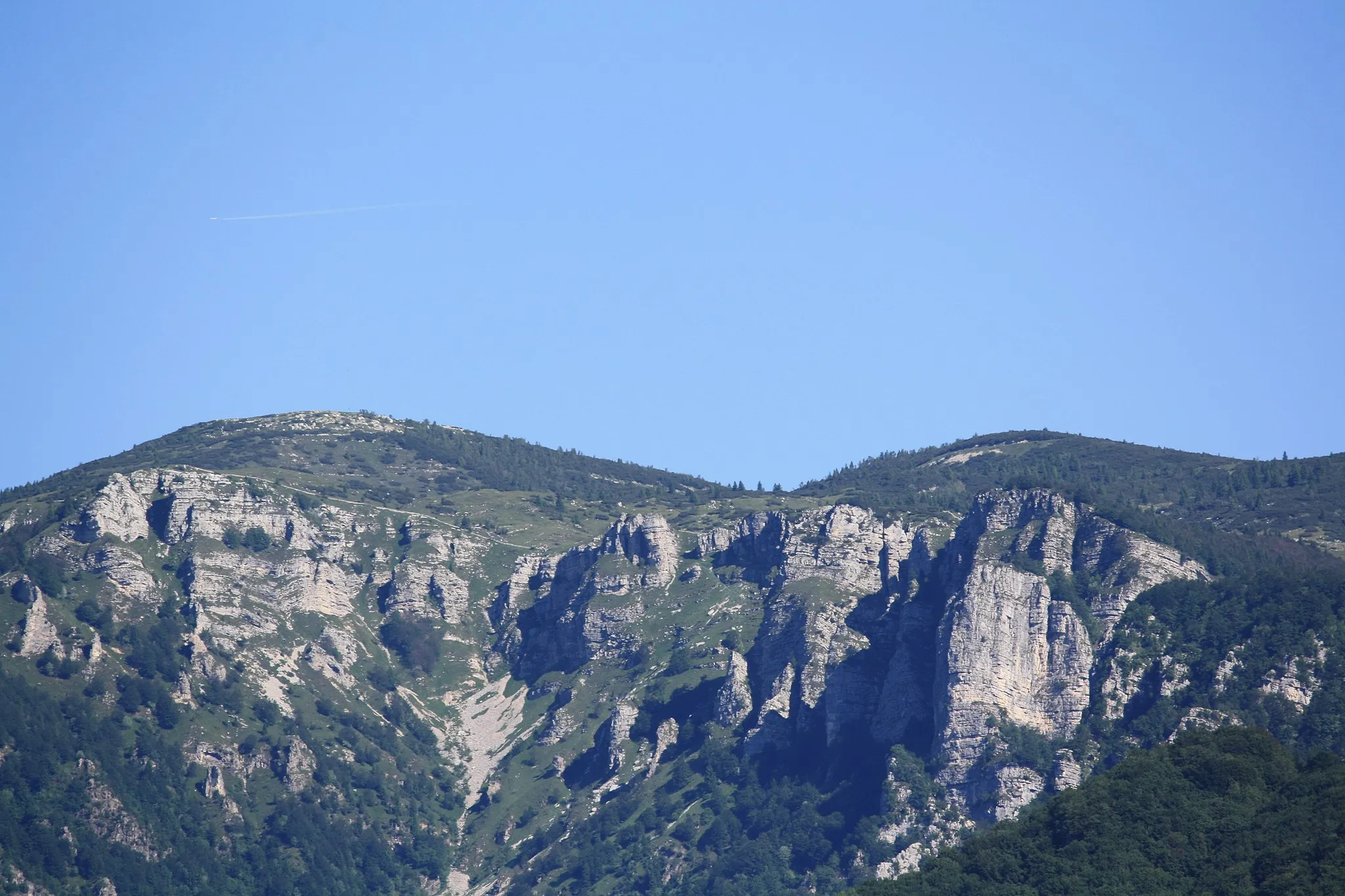 Photo showing: The shot was taken from the comune of Velo d'Astico (Vicenza, Italy) and shows Mount Toraro, which is part of the nearby Arsiero municipality.