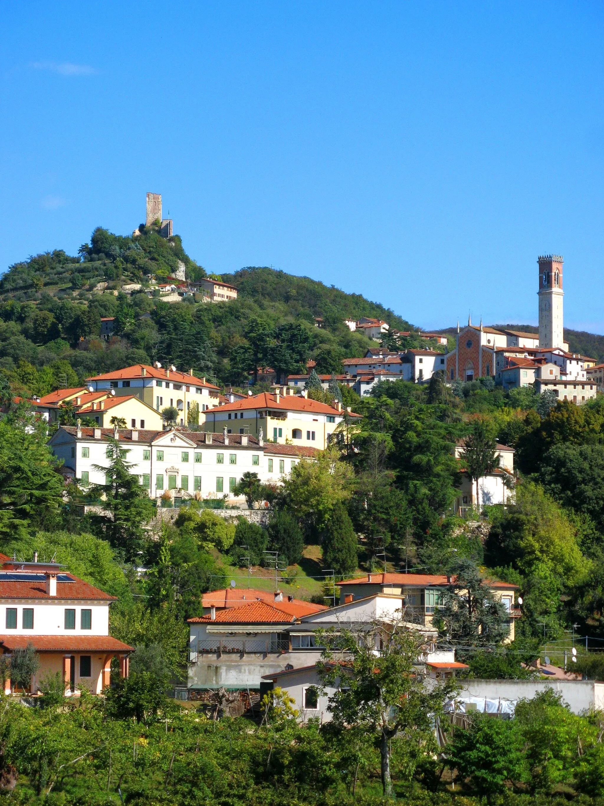 Photo showing: View on Rocca dei Vescovi and St. Michael's Church, Brendola (Italy).