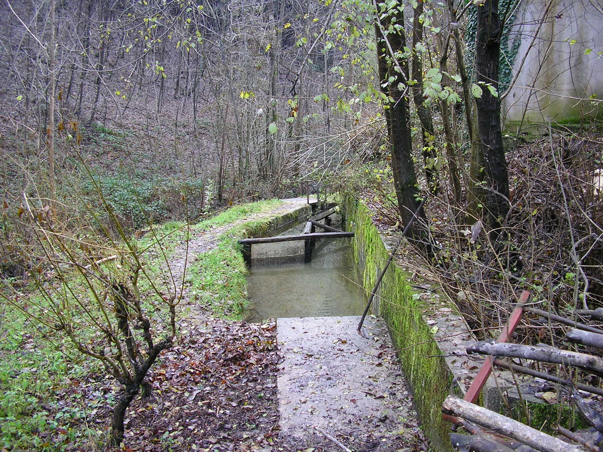 Photo showing: Canalizzazione via dell'acqua Valli del Pasubio
