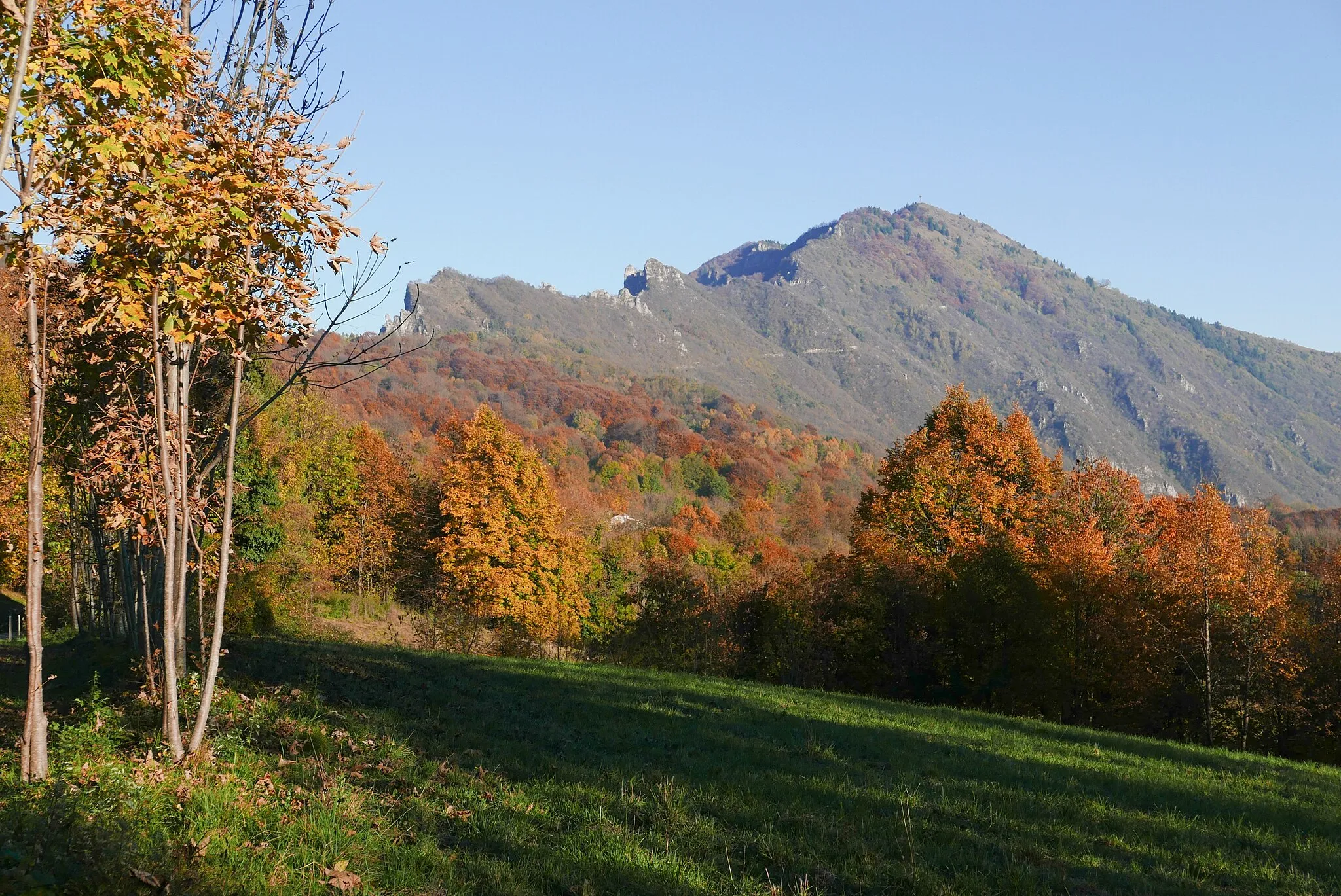 Photo showing: Monte Summano visto dalla zona dei Tretti
