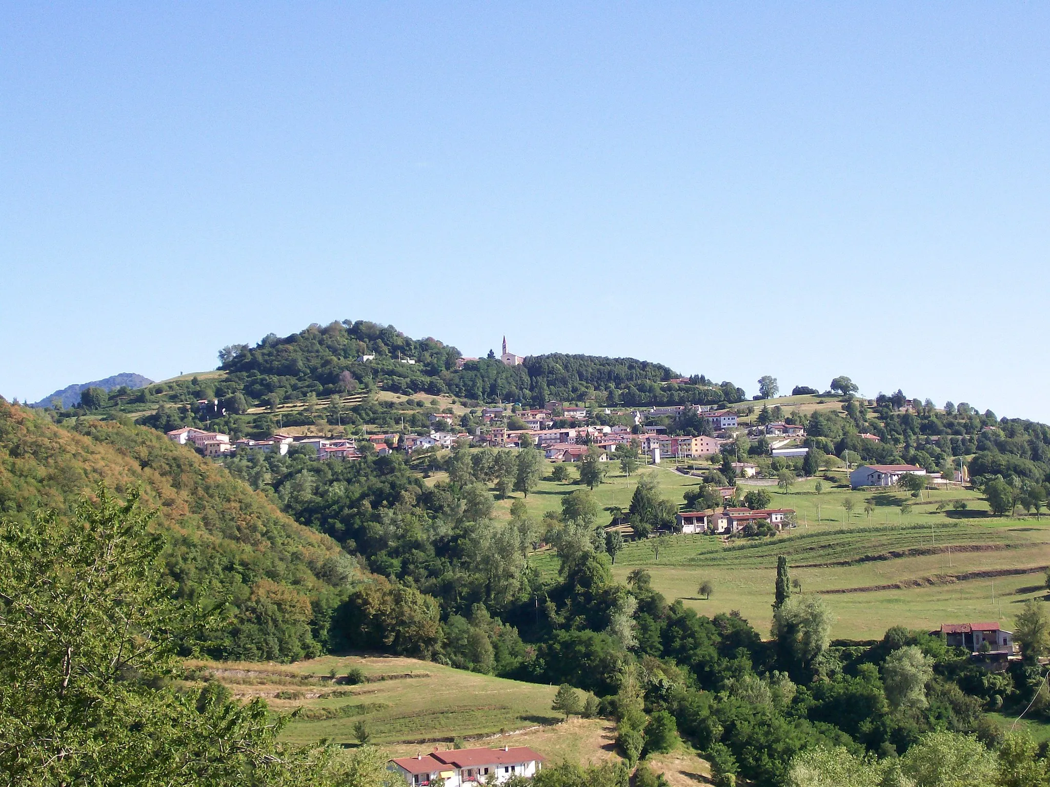 Photo showing: Panorama del paese di Bolca, frazione del Comune di Vestenanova (VR).