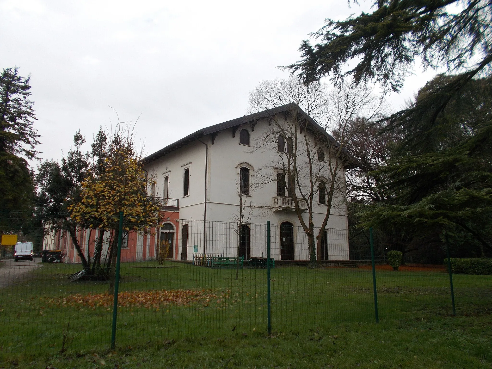 Photo showing: veduta della scuola stefanini todesco voltabarozzo dall'entrata del parco faggi.