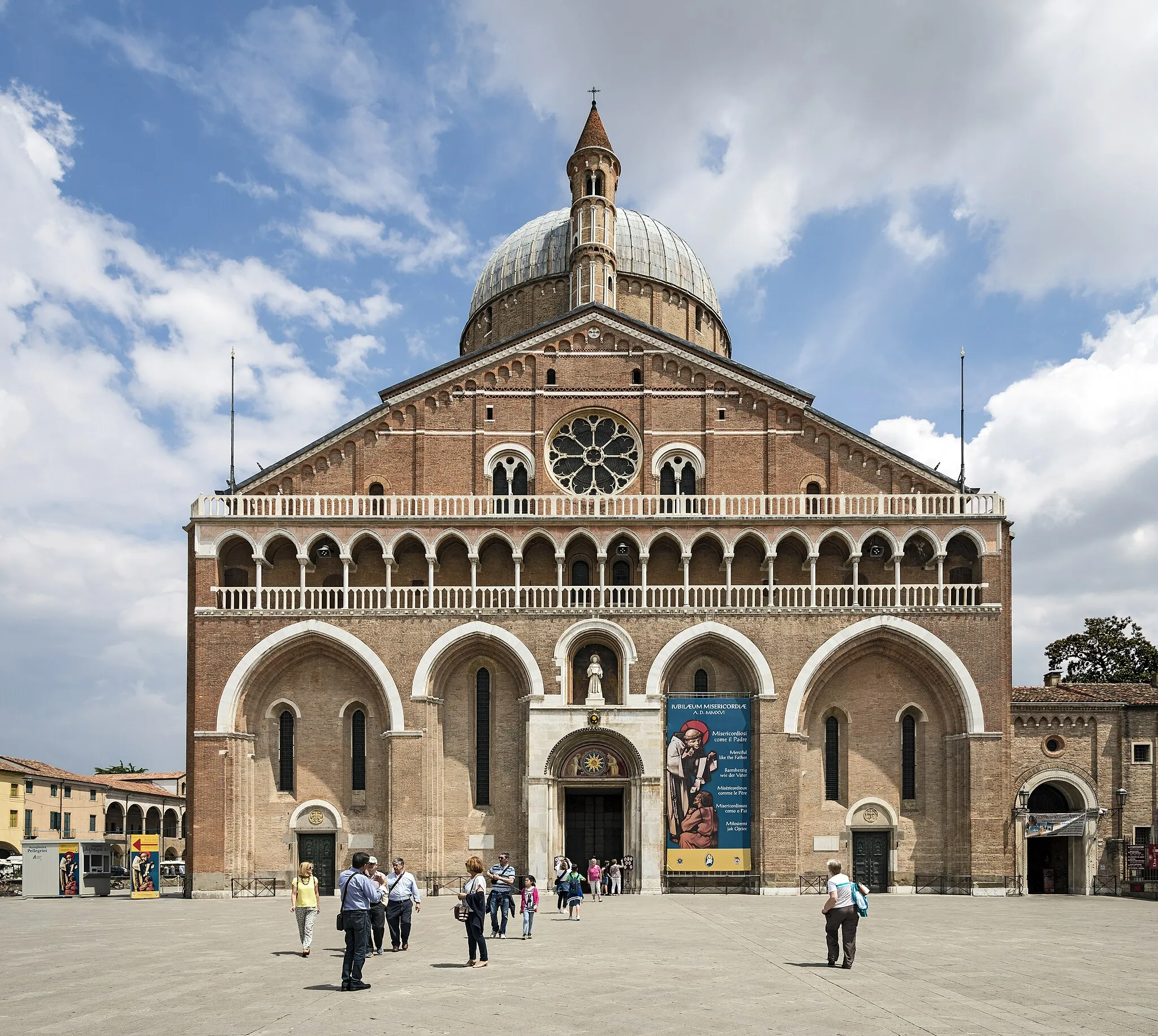 Photo showing: Basilica of Saint Anthony of Padua - Facade and main entrance.