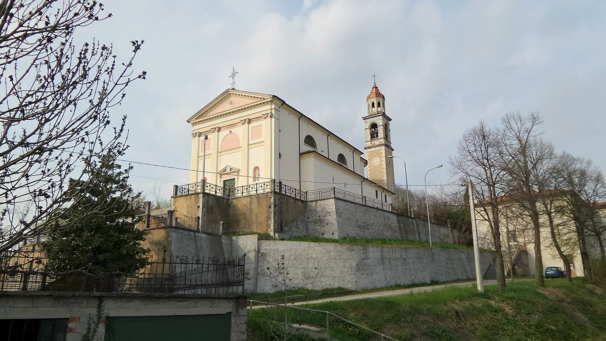 Photo showing: Vista sulla chiesa dei santi Lorenzo e Lucia di Quargnenta di Brogliano dal basso