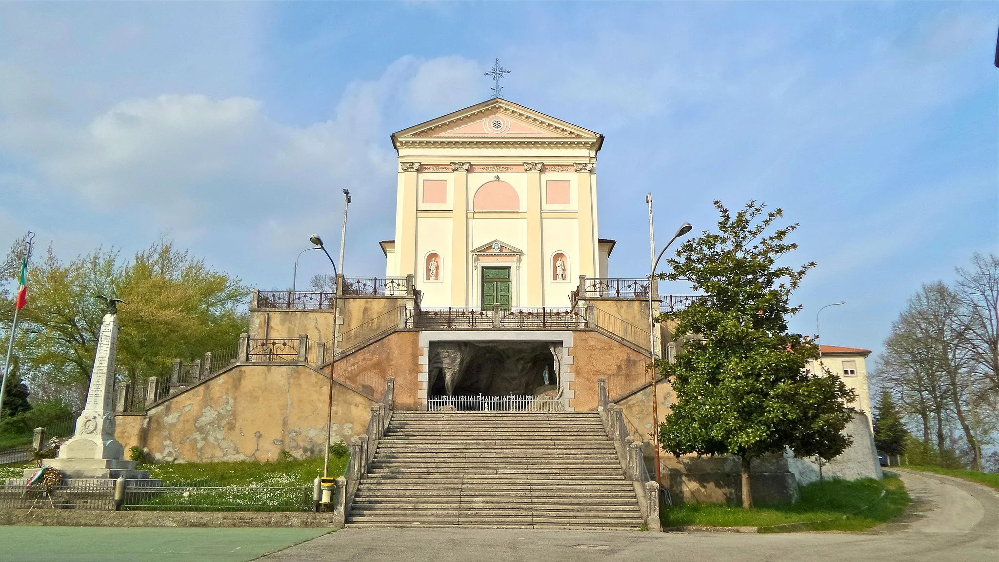 Photo showing: Facciata della chiesa dei santi Lorenzo e Lucia a Quargnenta