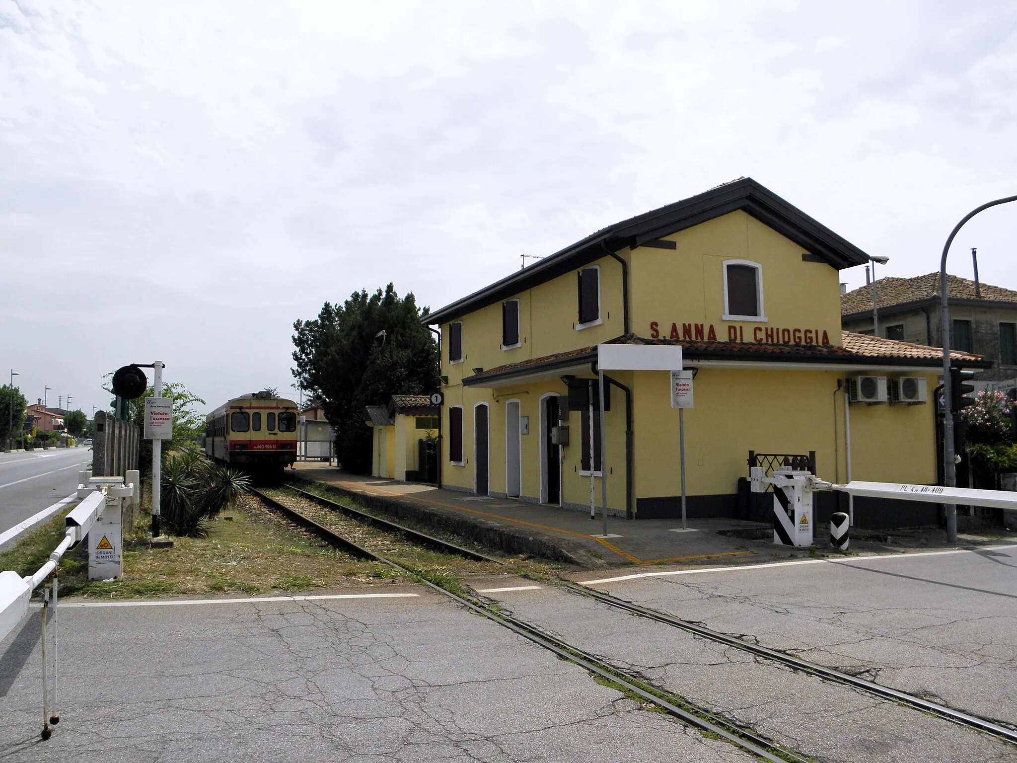Photo showing: Sant'Anna, frazione di Chioggia: la stazione ferroviaria con la ALn 663.906 Sistemi Territoriali in sosta.
