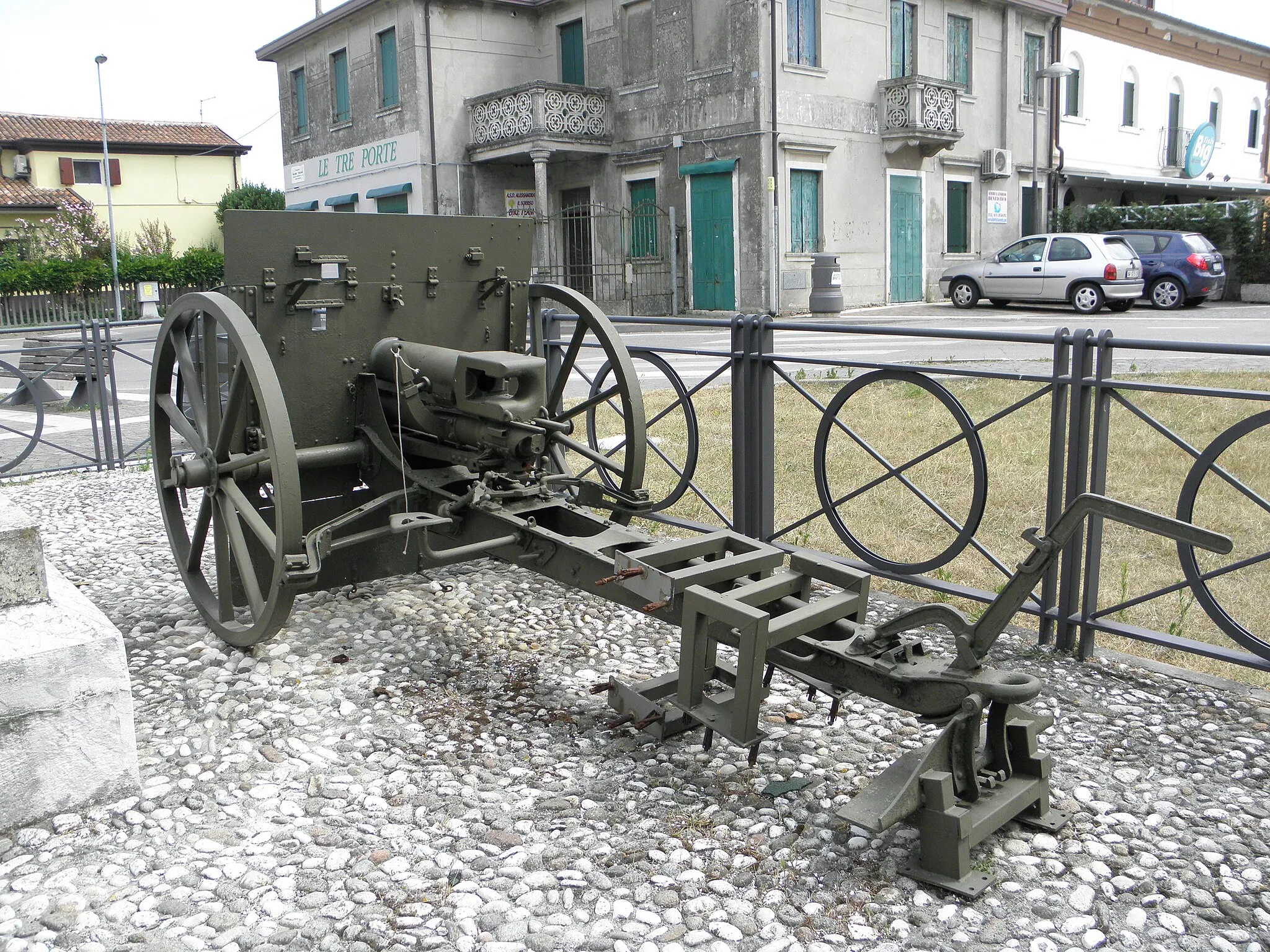Photo showing: Sant'Anna, frazione di Chioggia: dettaglio del cannone del monumento ai Caduti.