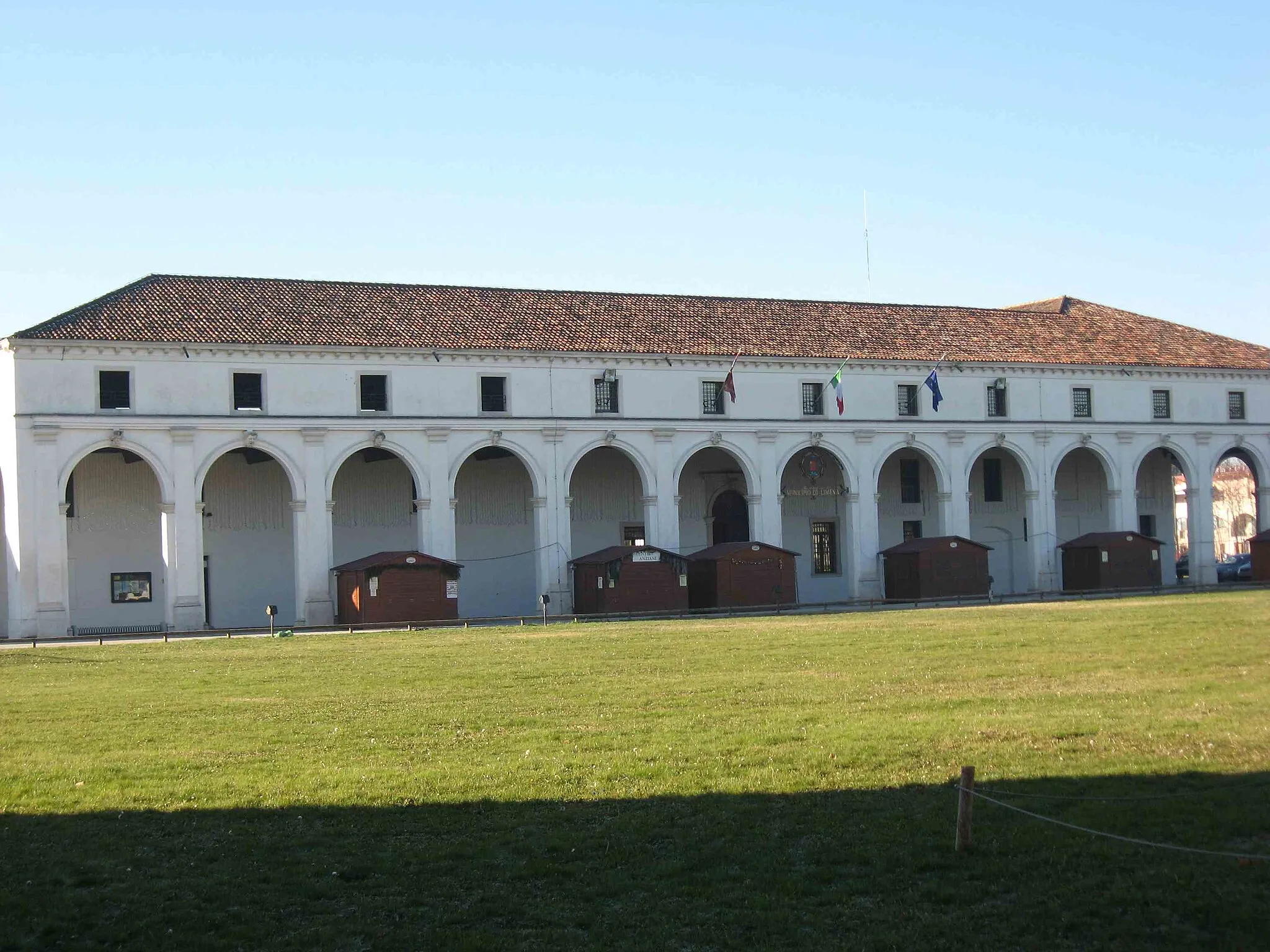 Photo showing: Limena, provincia di Padova: la barchessa della scomparsa Villa Fini, ora sede del Municipio.