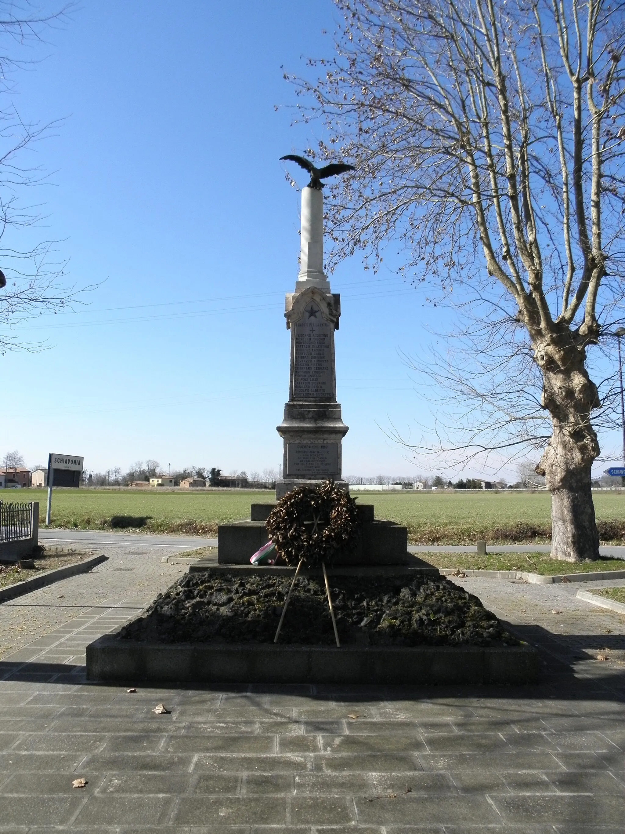 Photo showing: Schiavonia, frazione (village) in the comune of Este, province of Padua, Veneto, Italy: the monument to soldiers of village killed in the WWI.