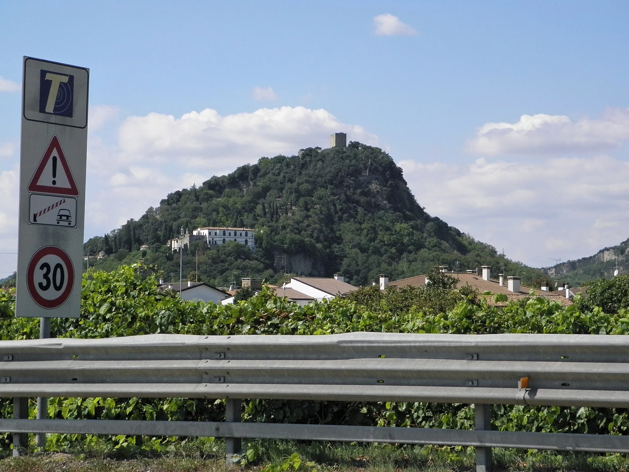 Photo showing: Monte Castello di Monselice, Colli Euganei.