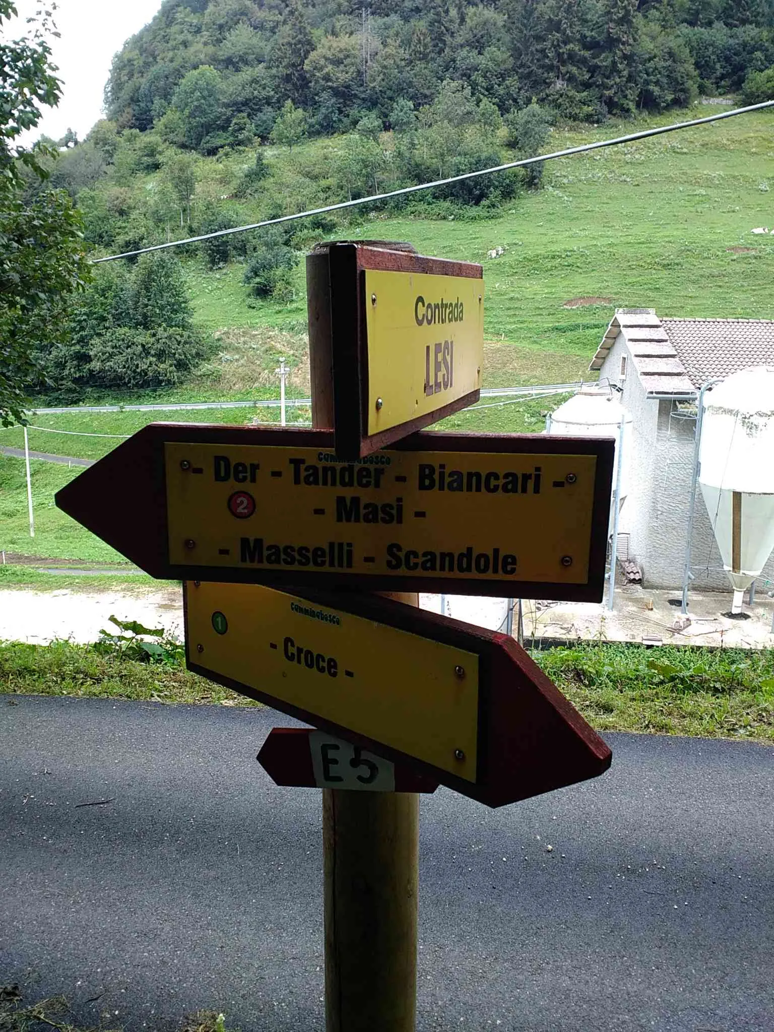 Photo showing: Segnavia sentiero n. 1 Camminabosco in località Lesi - Bosco Chiesanuova - Verona