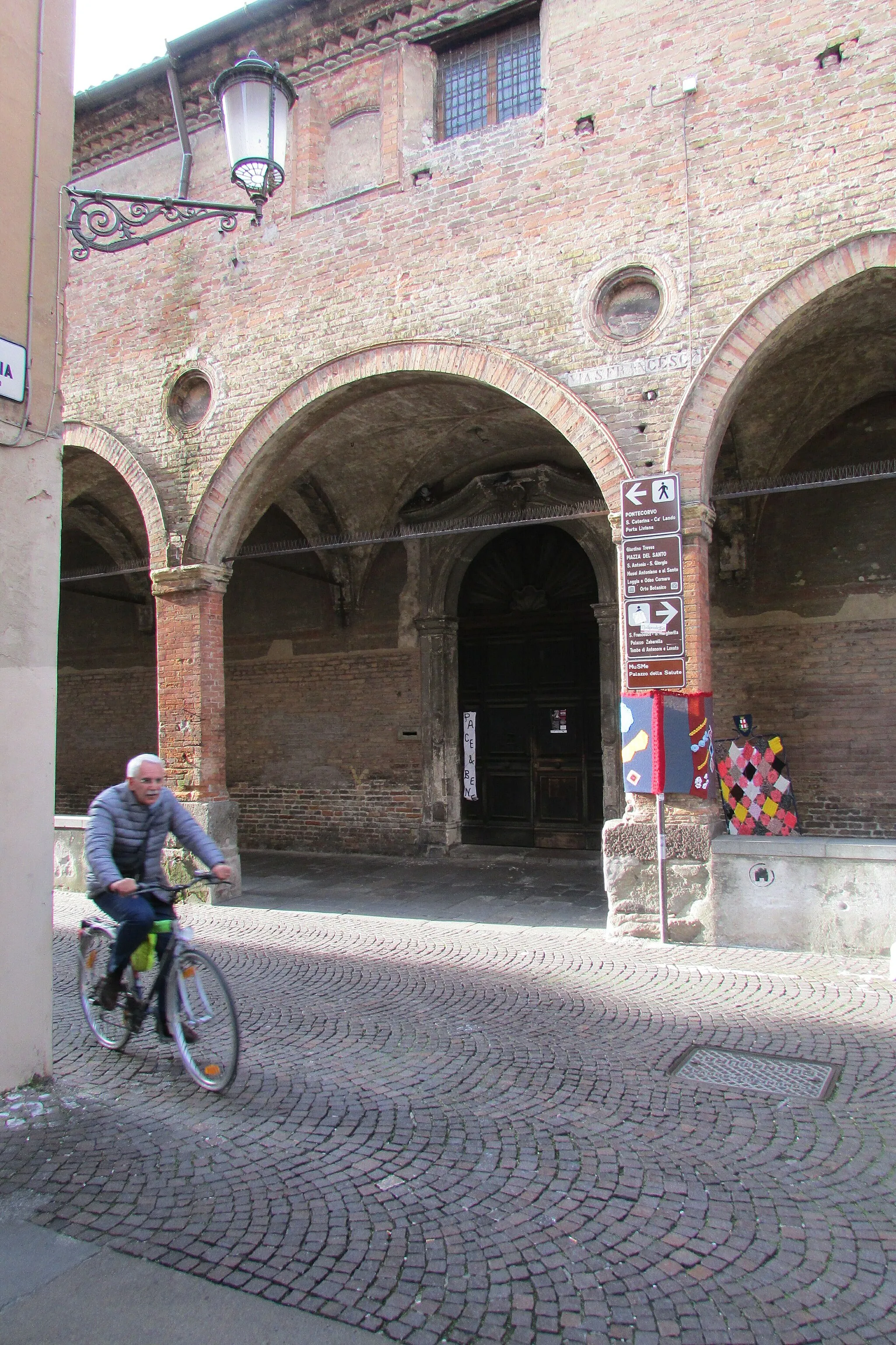 Photo showing: Via di San Francesco arcade of San Francesco Grande in Padua