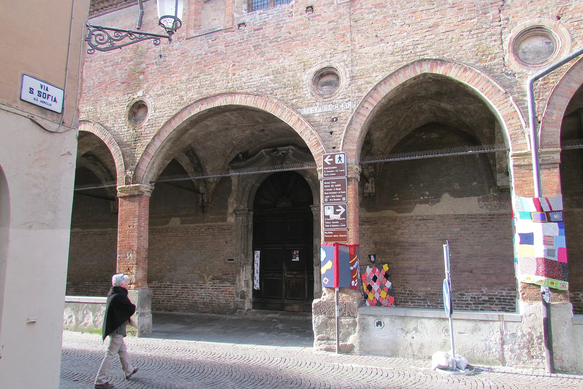 Photo showing: Via di San Francesco arcade of San Francesco Grande in Padua