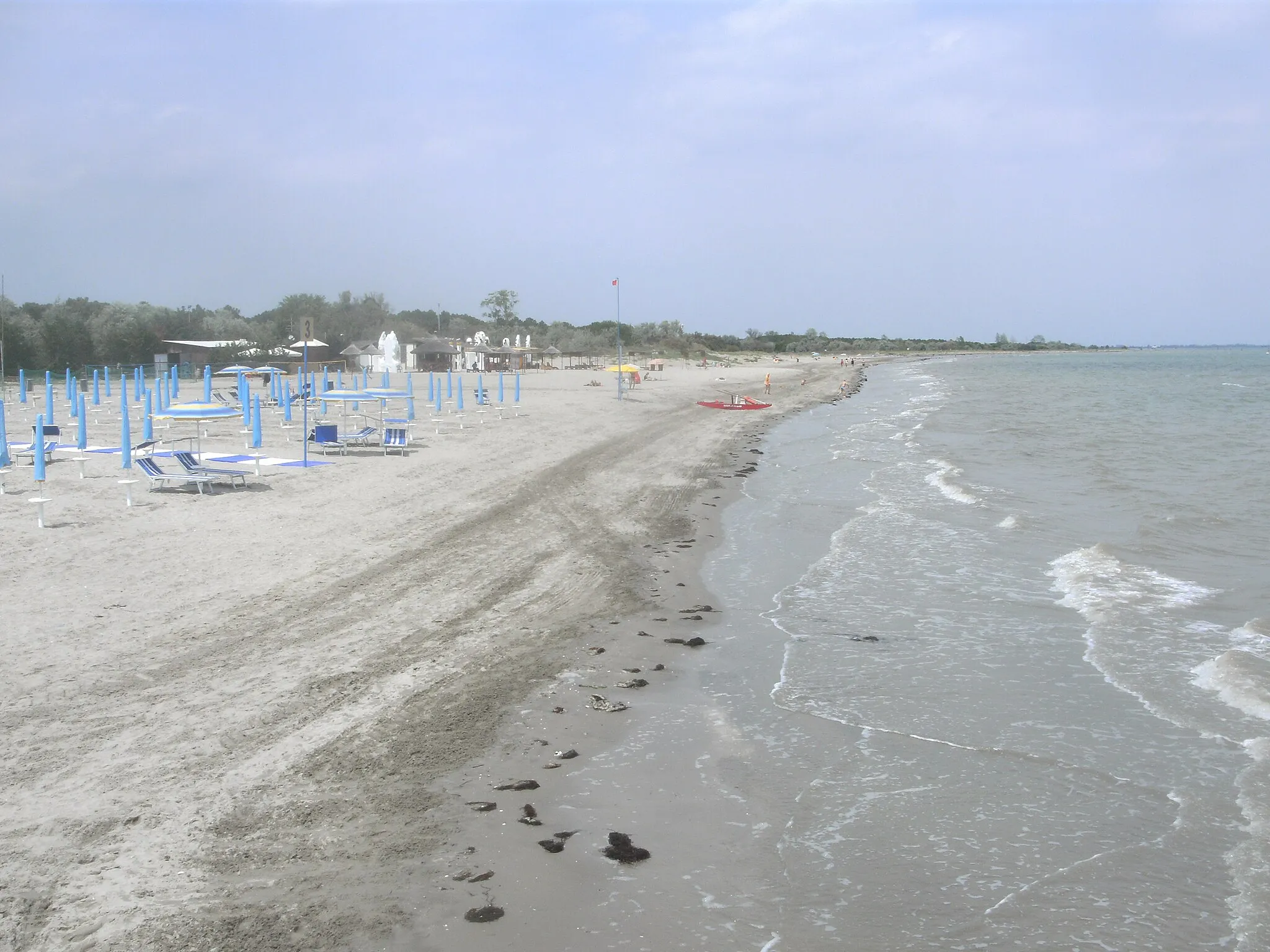 Photo showing: Lido di Volano (Lidi di Comacchio, Emilia Romagna, Norditalien); nördlicher Strandabschnitt, von der Seebrücke aus gesehem