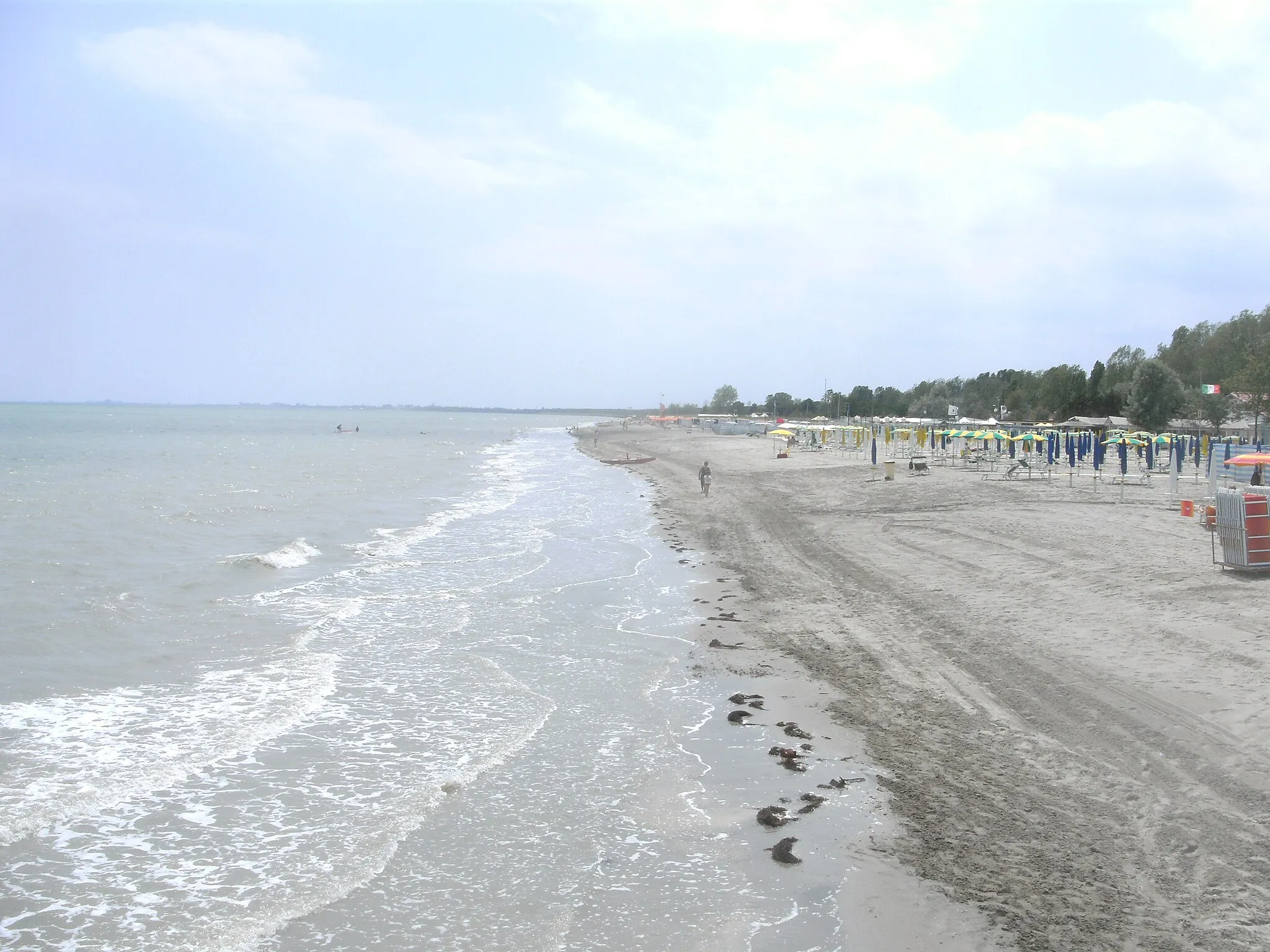Photo showing: Lido di Volano (Lidi di Comacchio, Emilia Romagna, Norditalien); südlicher Strand, von der Seebrücke aus gesehen