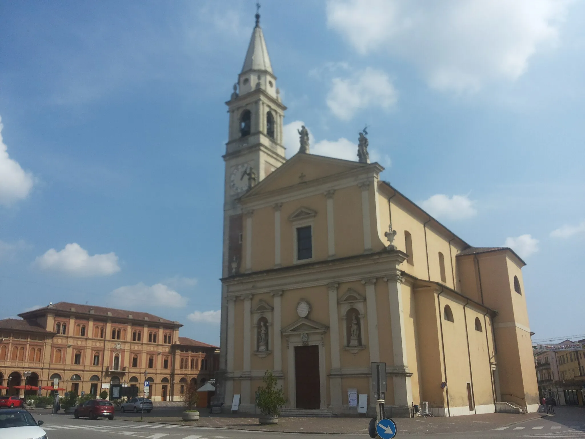 Photo showing: Piazza della Costituzione a San Bonifacio in provincia di Verona, con la chiesa Parrocchiale