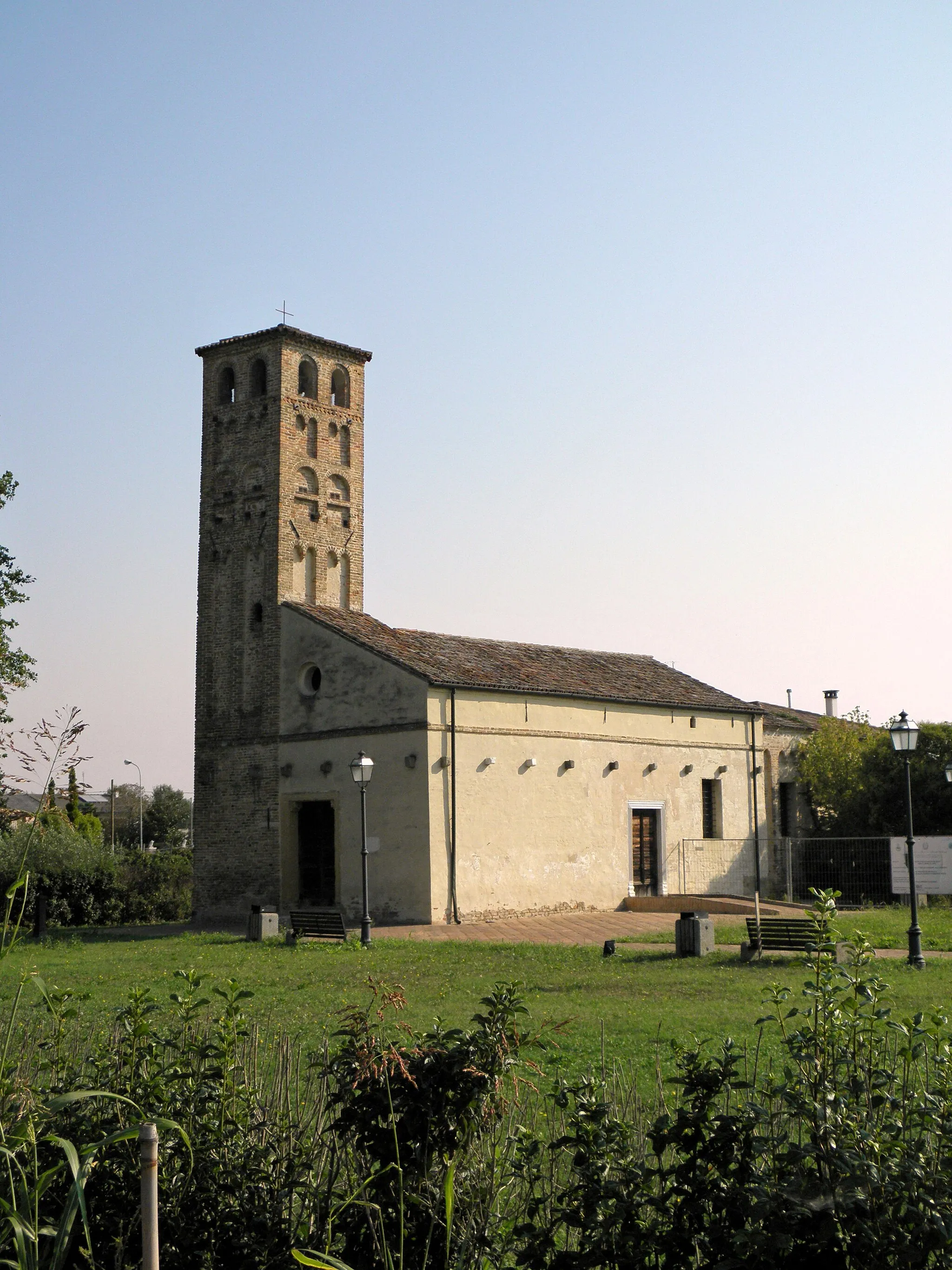 Photo showing: Lugo, frazione di Campagna Lupia: la romanica chiesa di Santa Maria di Lugo risalente alla seconda metà del XIII secolo.