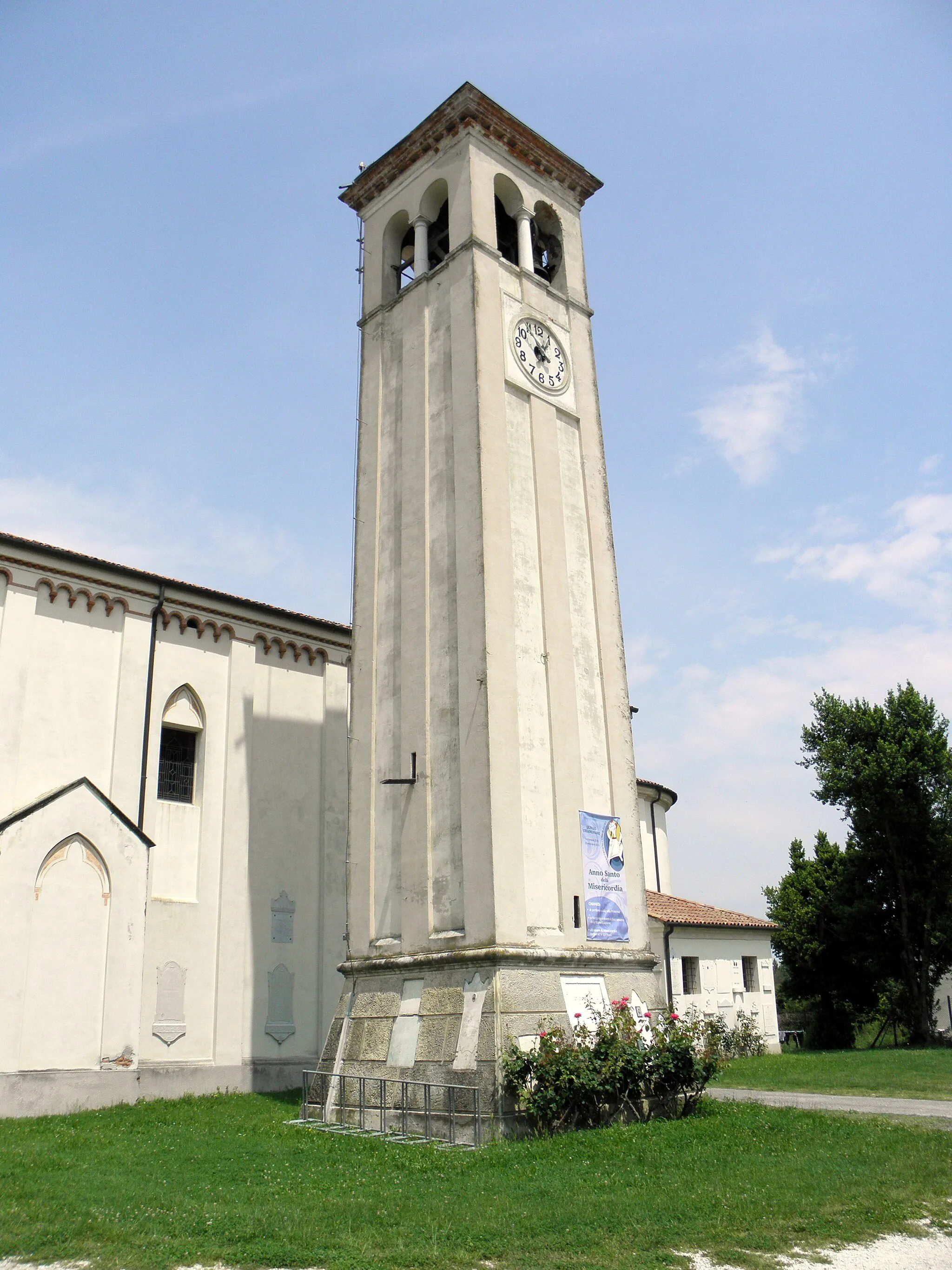 Photo showing: Sant'Angelo, frazione di Treviso: la chiesa di Sant'Angelo, nella sua forma originaria dell'VIII secolo con continui rifacimenti ed ampliamenti, il più importante del XVI secolo. Il campanile, originario del 1726 in stile romanico lombardo.