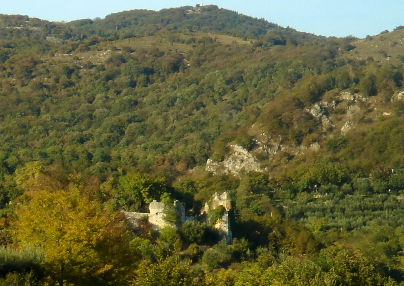 Photo showing: Villa di Villa (Cordignano, TV): ruderi delle antiche fortificazioni sul colle Castelir (XI sec.).