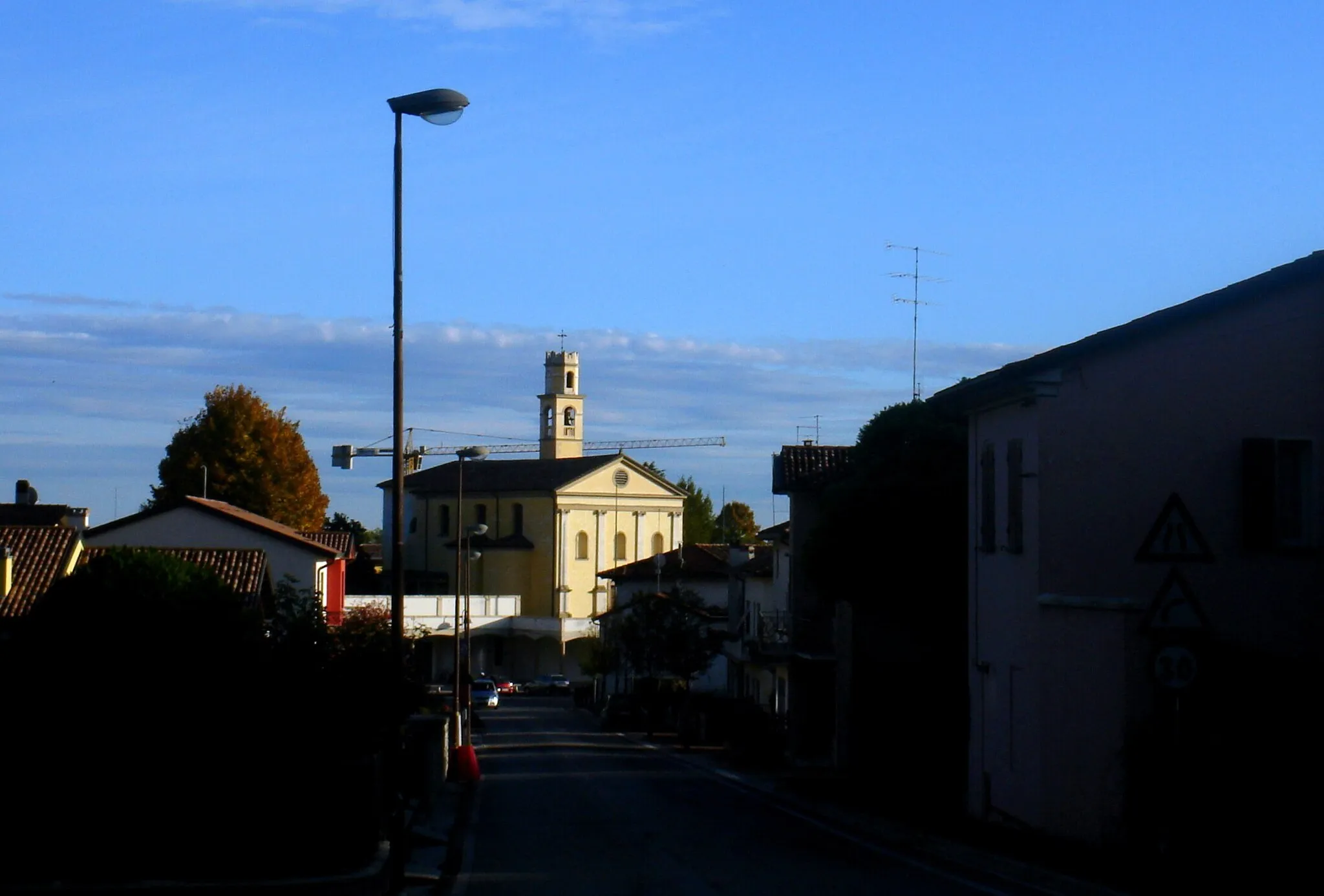 Photo showing: Villa di Villa (Cordignano, TV): veduta del centro con la chiesa parrocchiale.