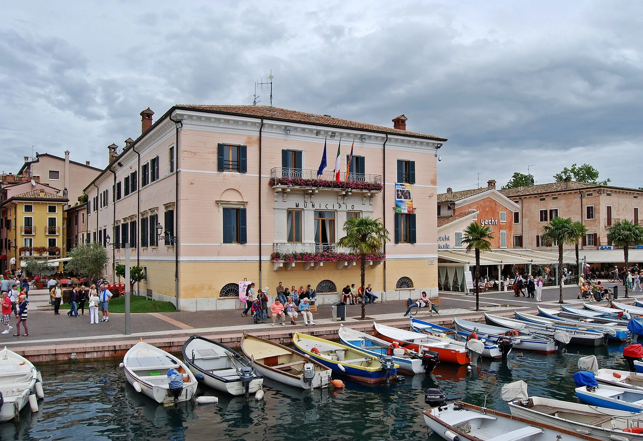 Photo showing: The town hall of Bardolino, Veneto.