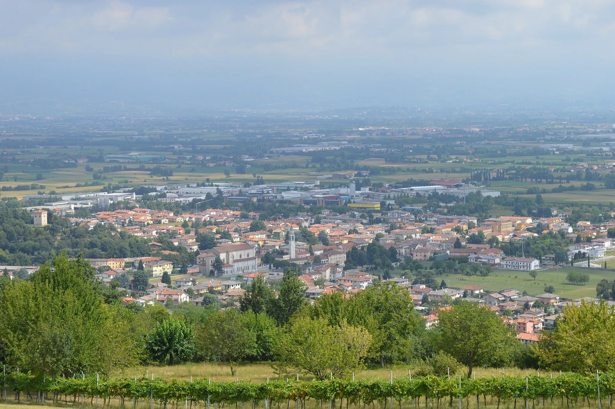 Photo showing: Panorama di Castelnovo di Isola Vicentina, in provincia di Vicenza, visto da via Terosse.