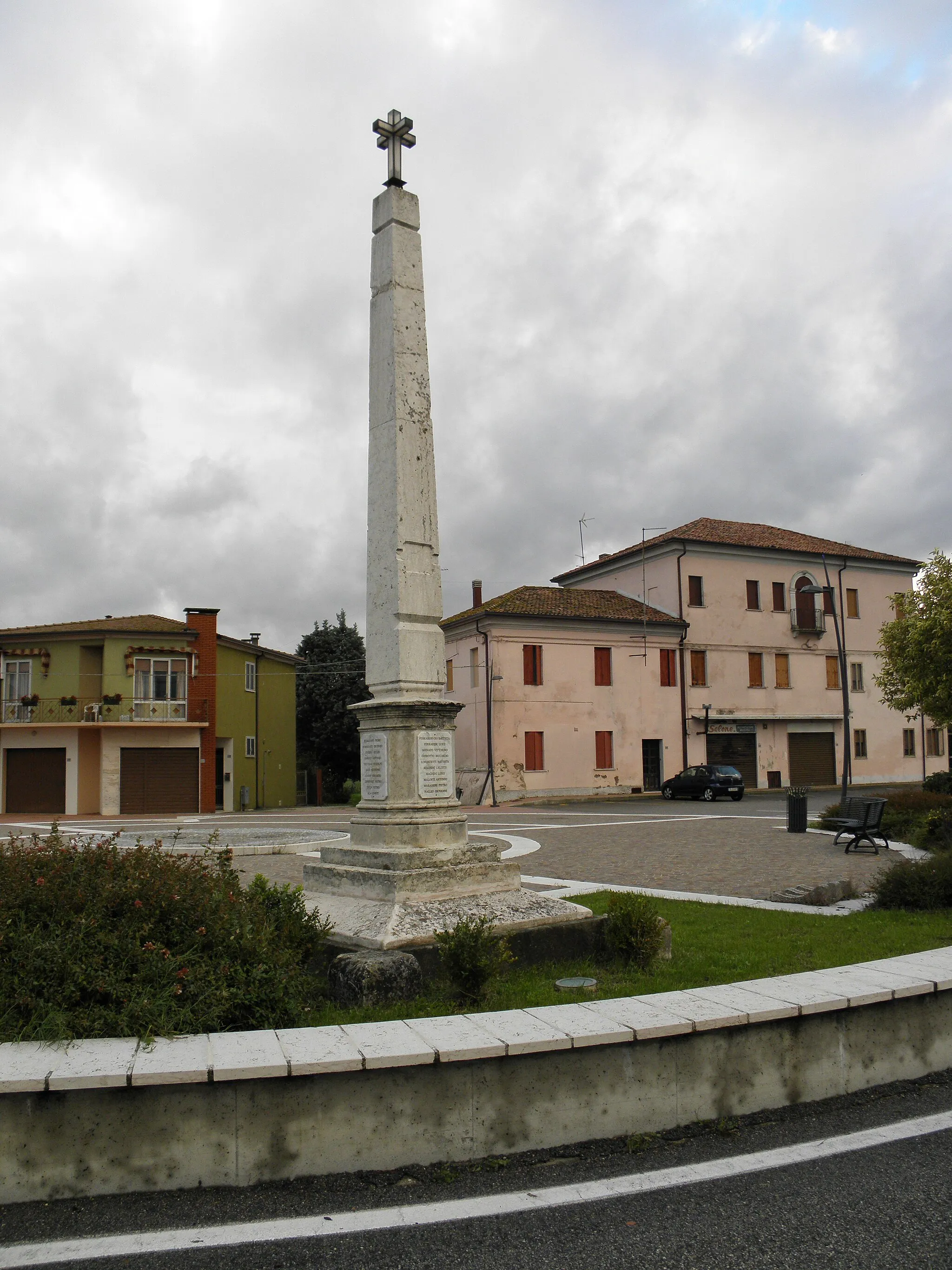 Photo showing: Crocetta, frazione di Badia Polesine: l'obelisco, parte originale del monumento ai concittadini caduti.