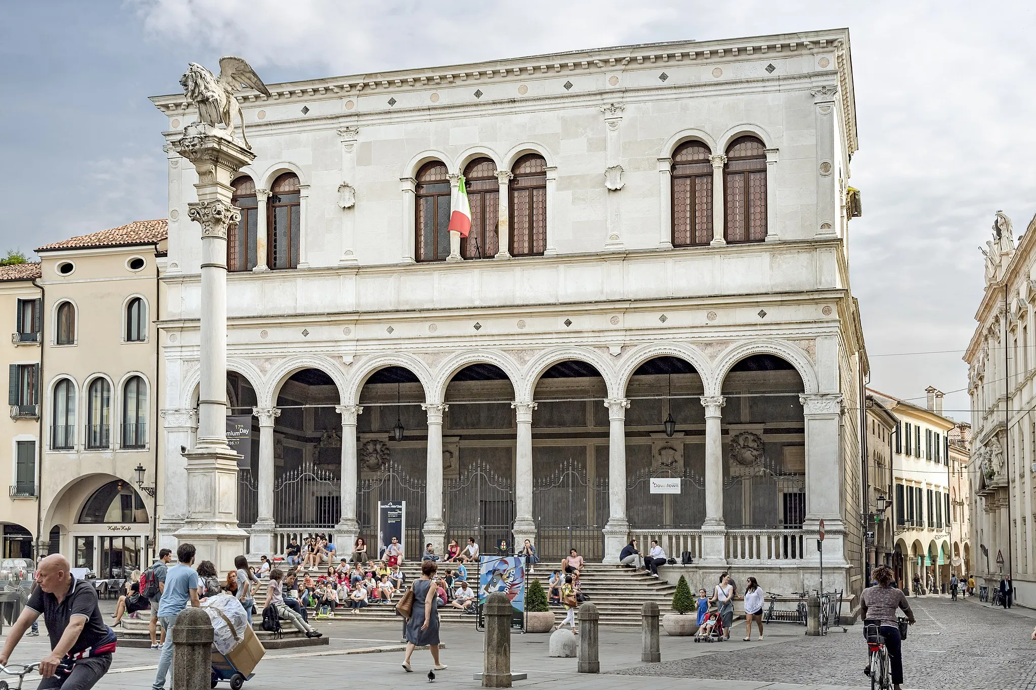 Photo showing: Piazza dei Signori in Padua - Loggia della Gran Guardia begun in 1493 and completed in 1526.