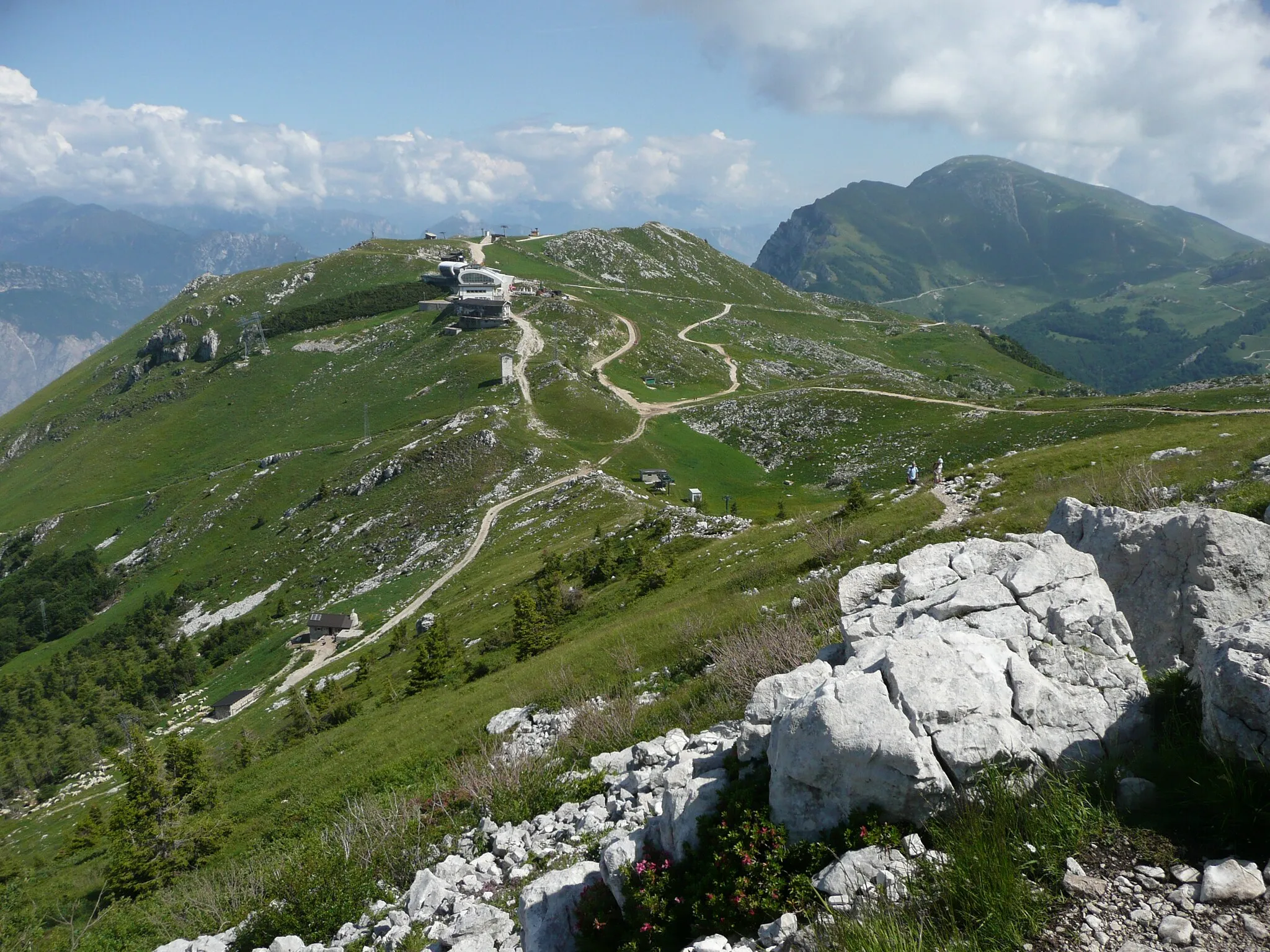 Photo showing: Cablecar from Malcesine, Lake Garda, to Monte Baldo. Top Station. ca. 1700m