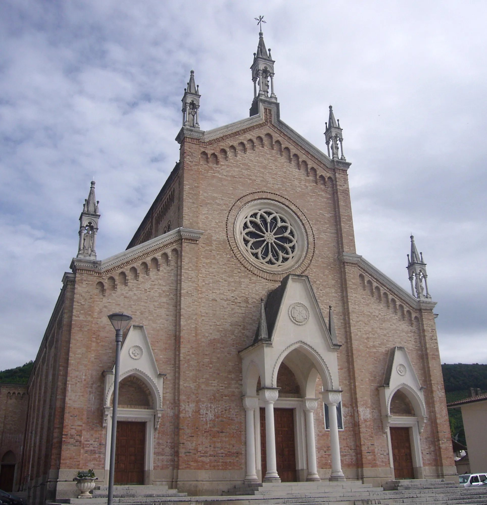 Photo showing: La facciata della chiesa parrocchiale di Farra di Soligo, in provincia di Treviso e diocesi di Vittorio Veneto