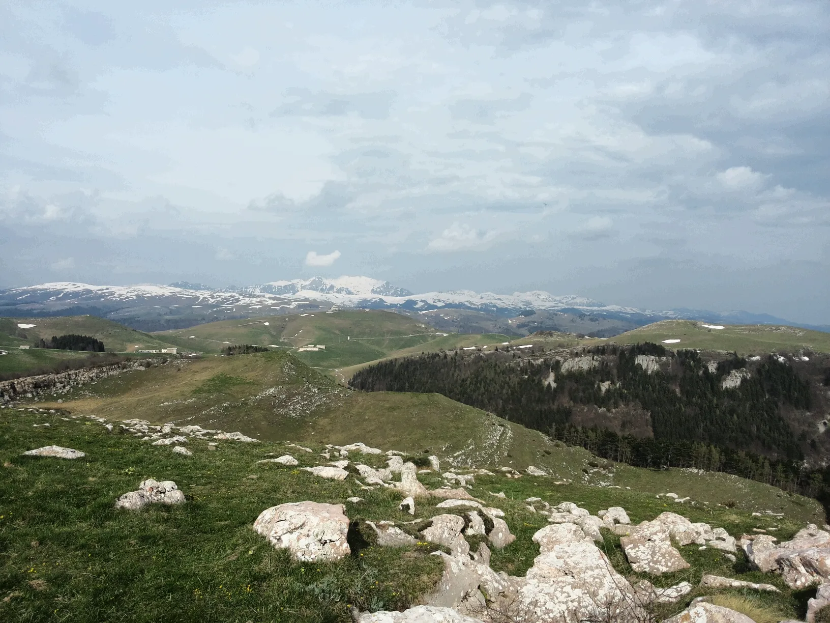 Photo showing: Malga Fanta in Lessinia, vista dal Corno d'Aquilio (Lessinia, provincia di Verona