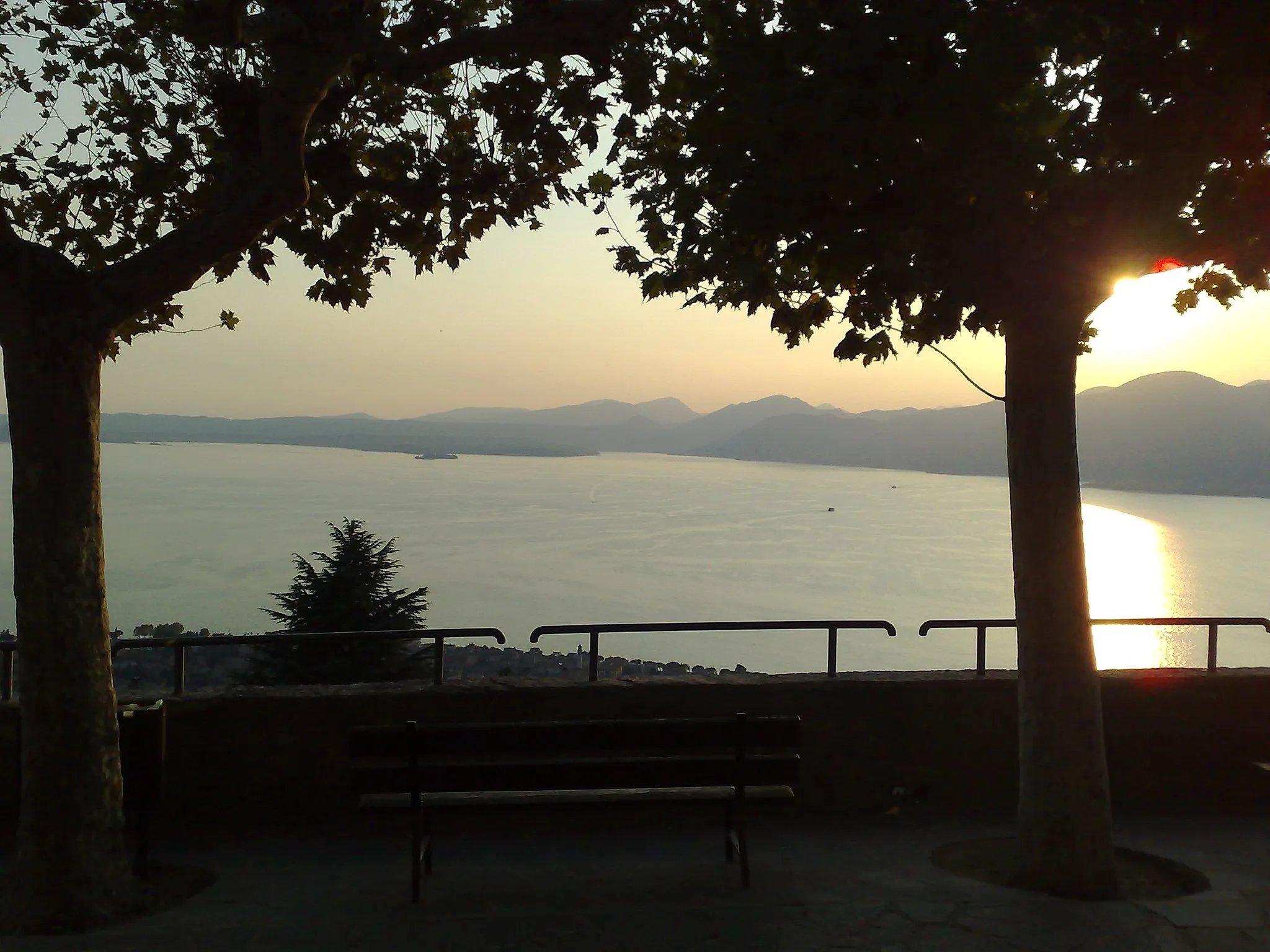 Photo showing: Panchina rivolta verso il lago di Garda. Veduta dall'alto del lago.