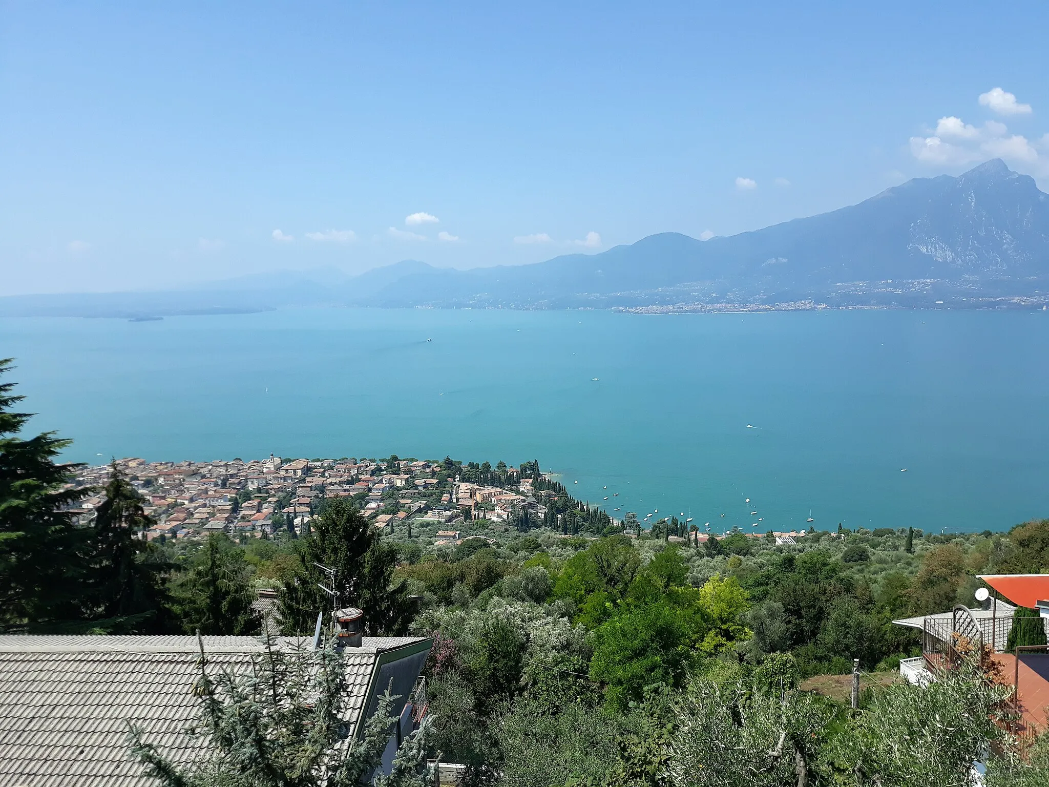 Photo showing: Torri del Benaco (mit der „Baia dei Pini“) am Gardasee/Italien von Albisano aus gesehen. Am gegenüberliegenden Ufer: der Monte Pizzocolo.