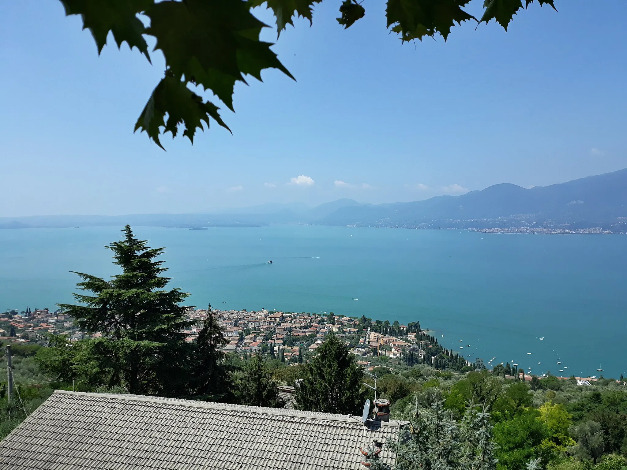 Photo showing: Torri del Benaco (mit der „Baia dei Pini“) am Gardasee/Italien von Albisano aus gesehen.