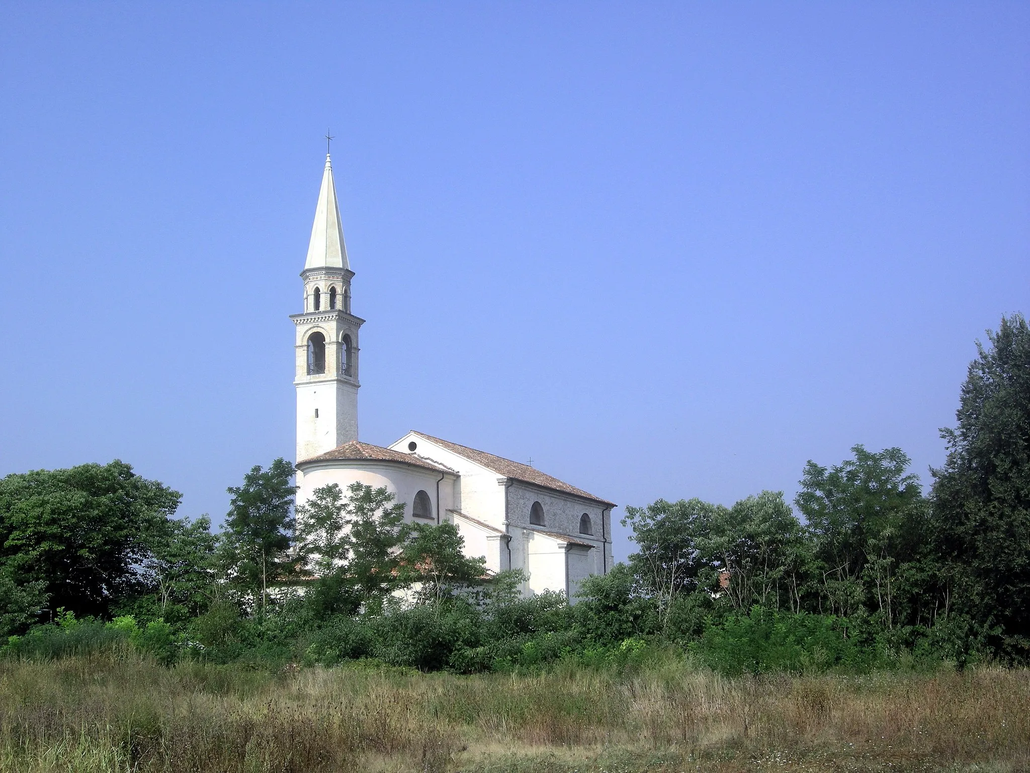 Photo showing: Cervellin, opera propria, Veduta di San Cipriano (Roncade), lic. GFDL, data 28/08/2009. Vista absidale della chiesa parrocchiale dei Santi Cornelio e Cipriano.