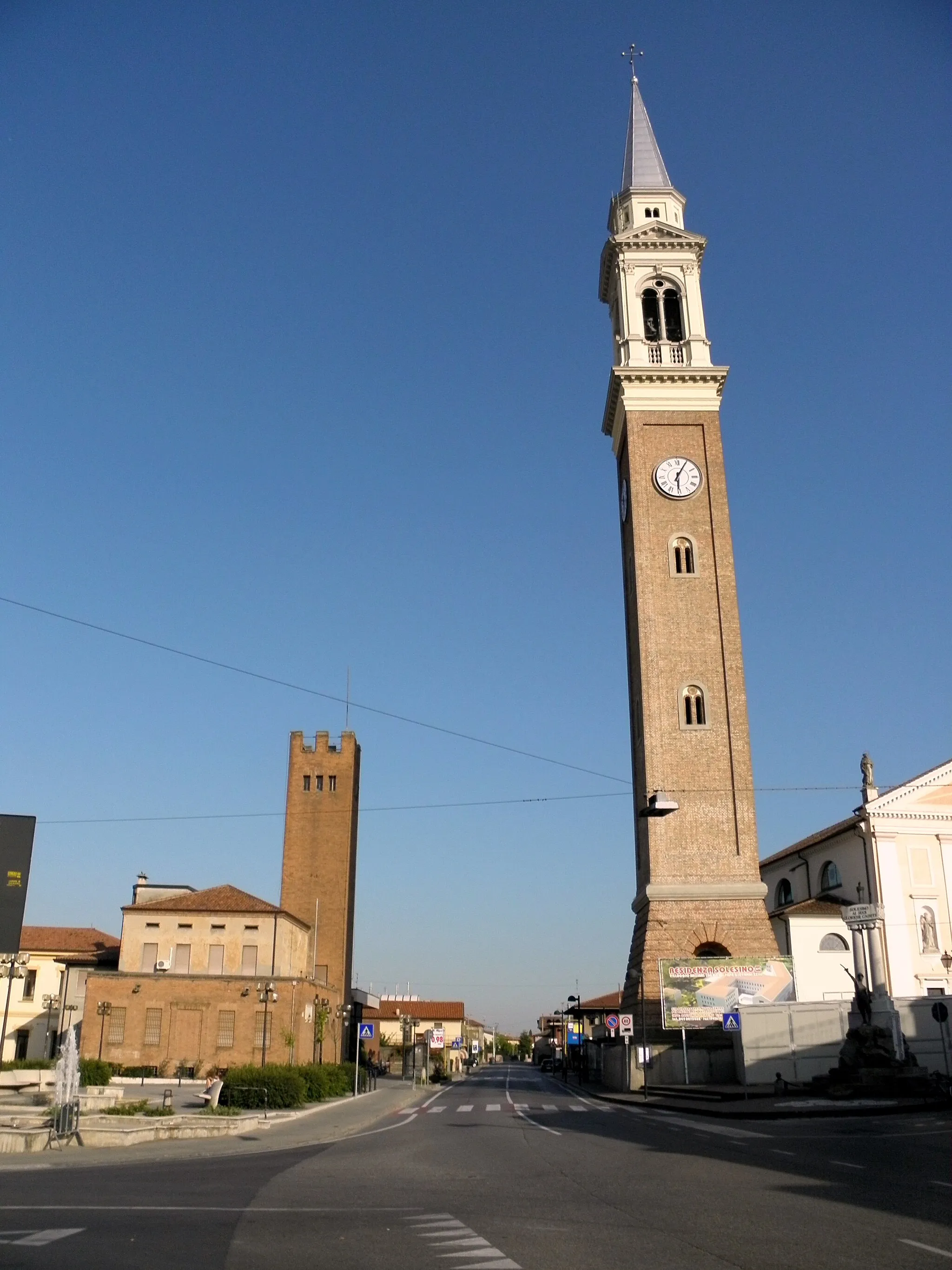 Photo showing: Solesino: vista di Via 28 Aprile con il Palazzo comunale, sulla sinistra, e la chiesa parrocchiale ed arcipretale di Santa Maria Assunta, sulla destra.