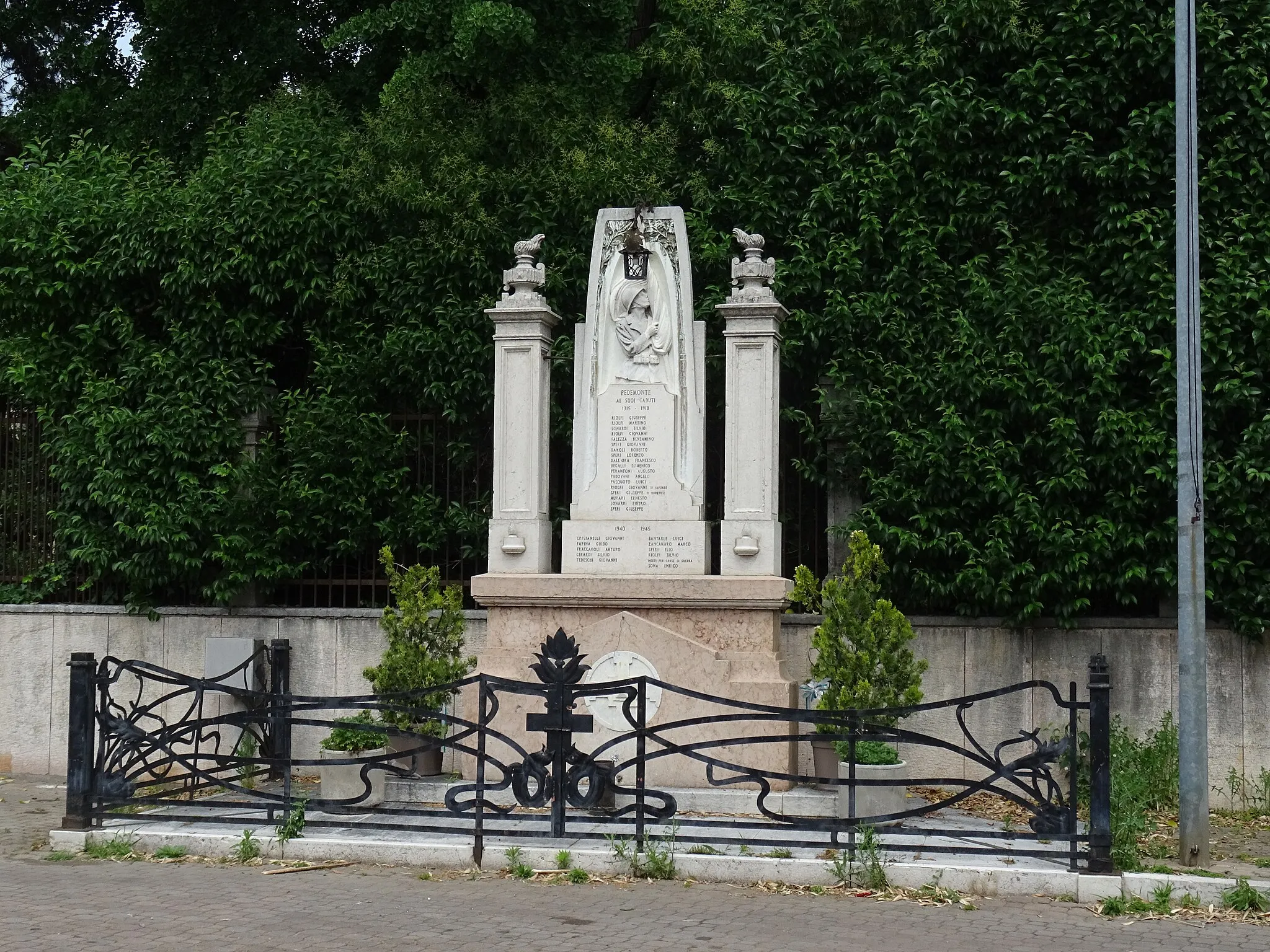 Photo showing: Pedemonte (San Pietro in Cariano, Veneto, Italy) - War memorial