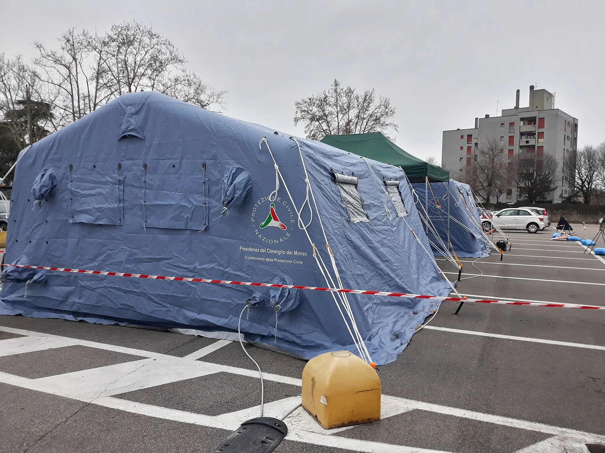 Photo showing: Tenda della protezione civile installata davanti al policlinico di Verona in occasione dell'epidemia di  COVID-19